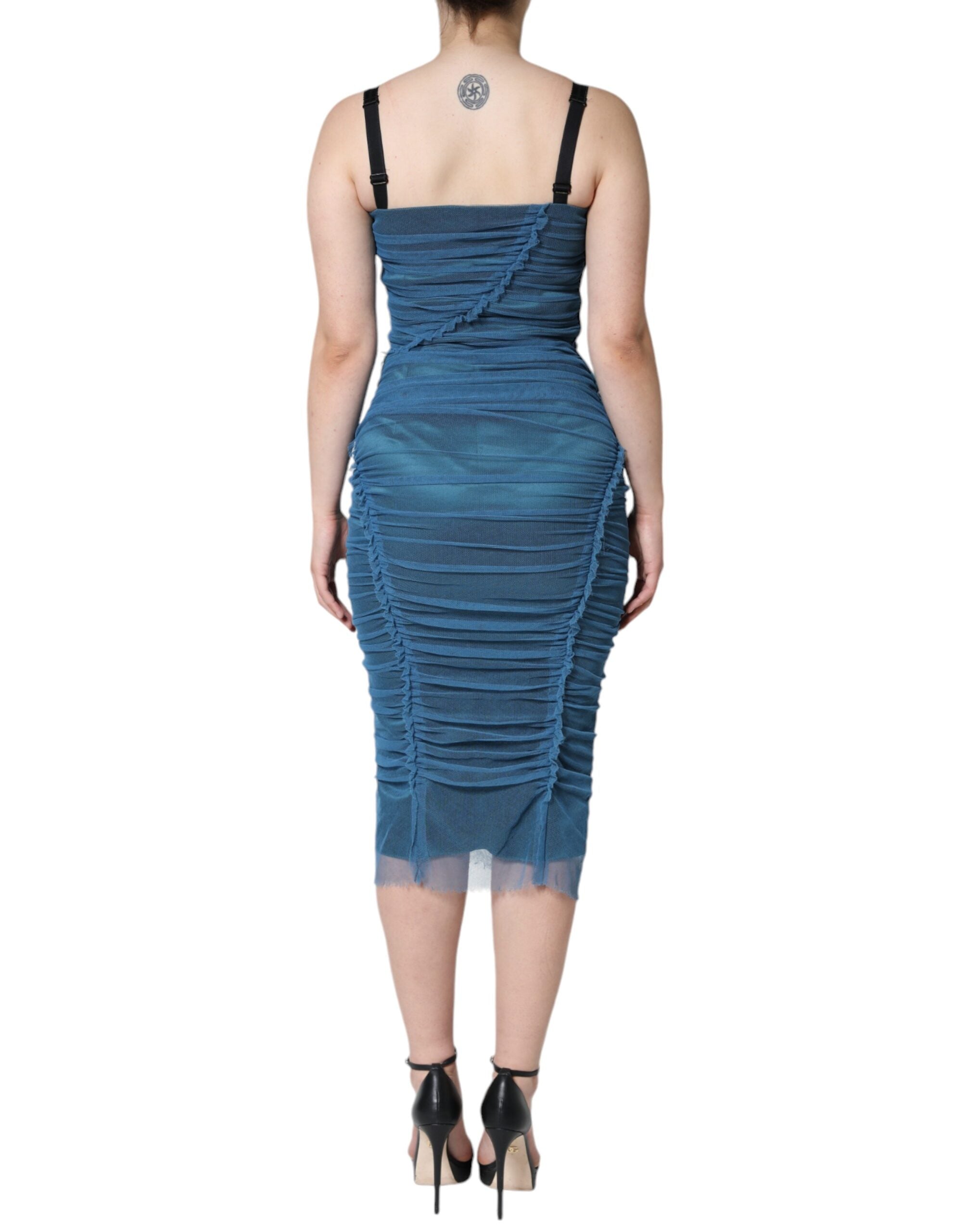 Robe en tulle bleu avec bordure en mesh et détails froncés, robe droite de marque Dolce & Gabbana visible sur l’image.
