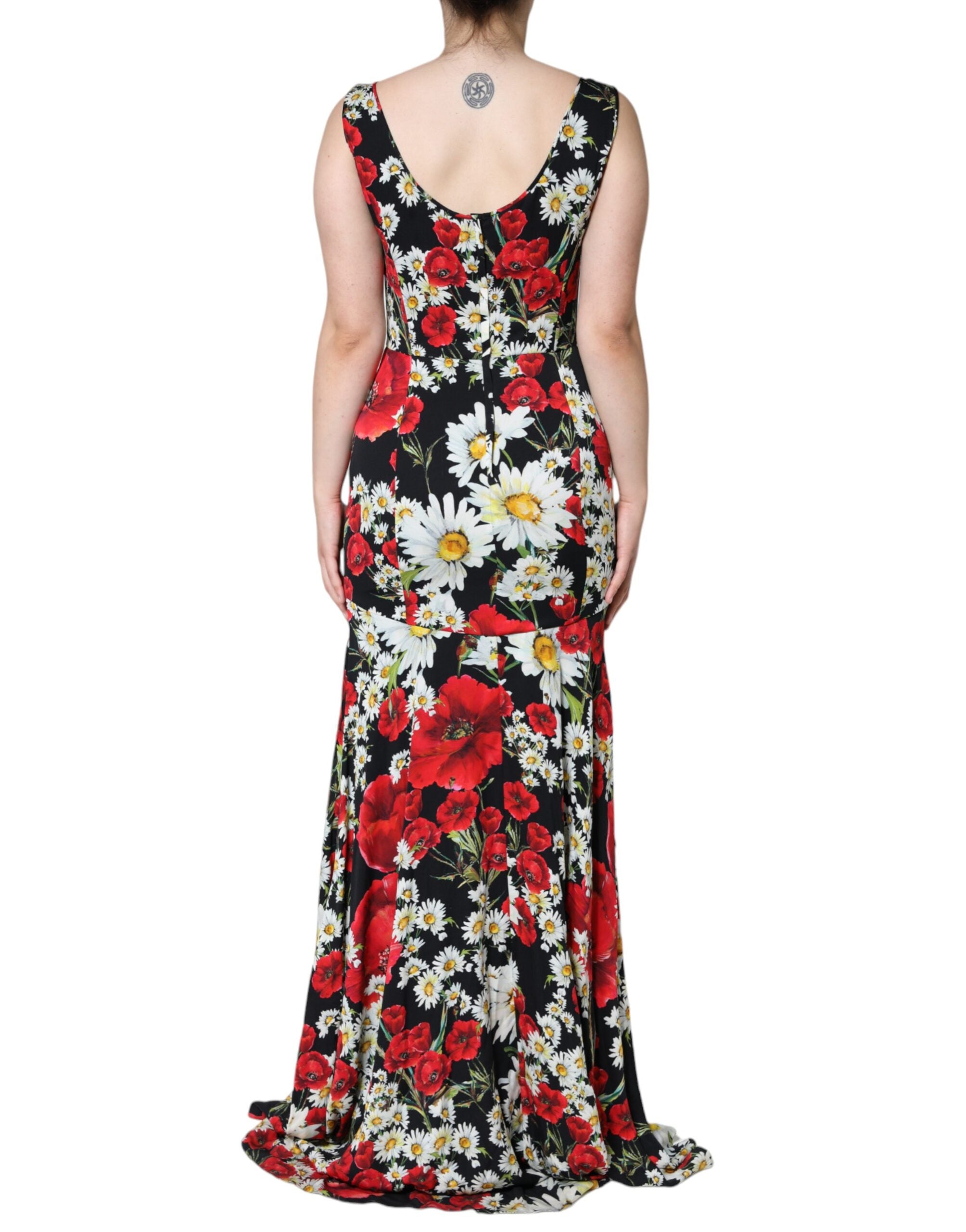 Robe longue sans manches en soie noire à fleurs de Dolce & Gabbana, élégante et fluide, portée avec un décolleté en V.