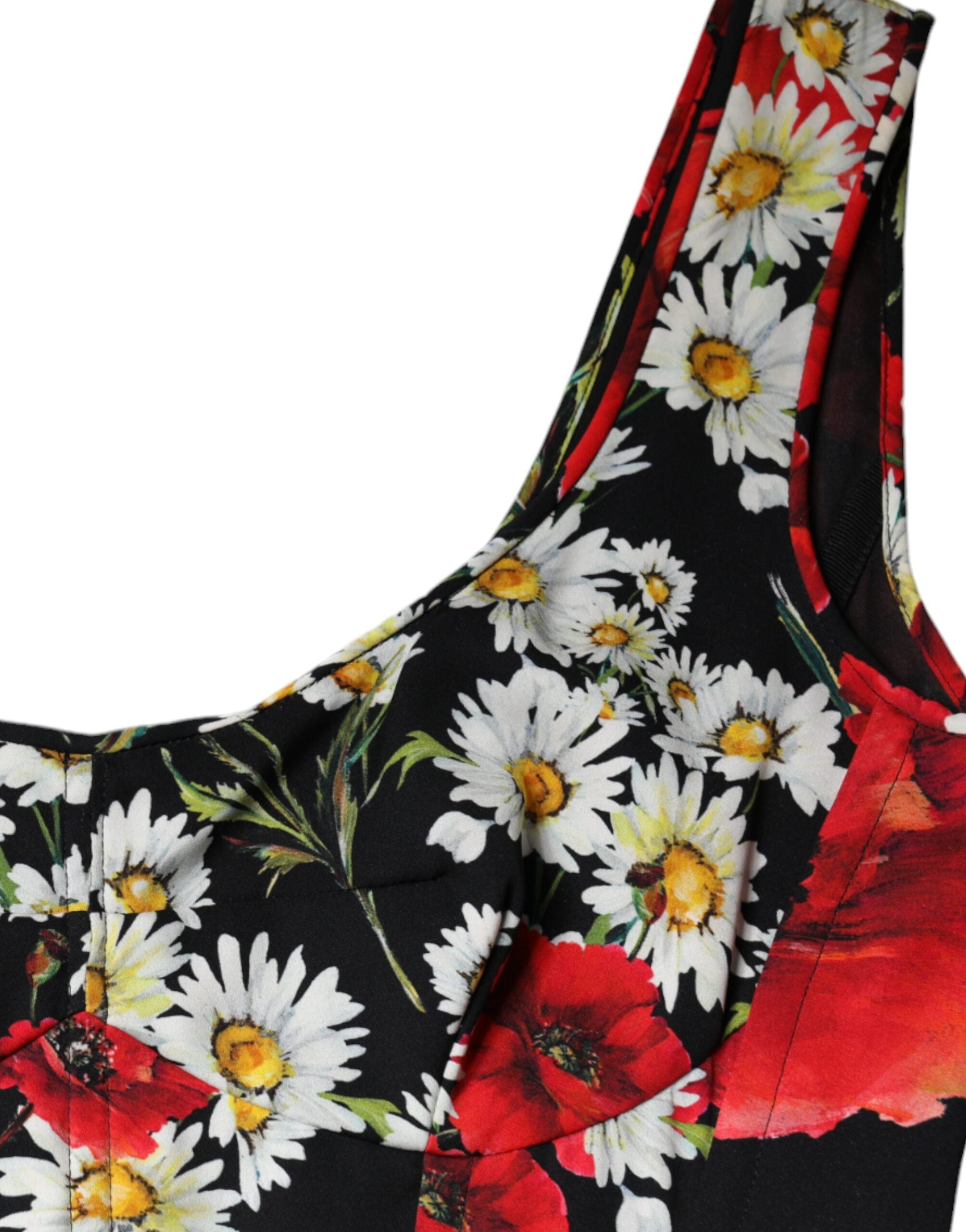 Robe longue sans manches en soie noire à fleurs Dolce & Gabbana, élégante et fluide, portée avec un décolleté en V.