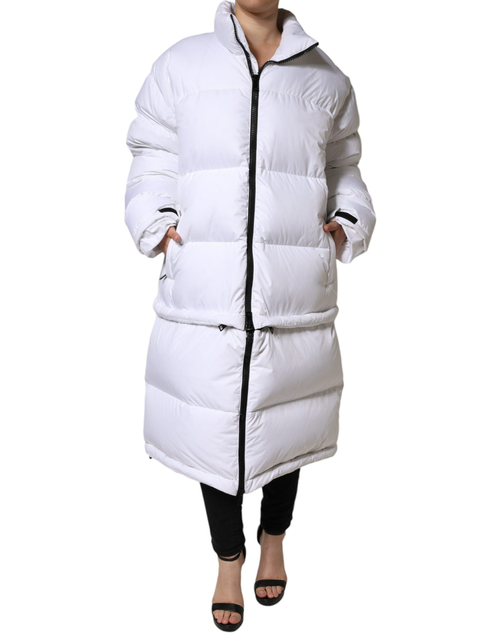 Veste matelassée blanche Dolce & Gabbana avec fermeture éclair pleine longueur, style chaud et élégant, vue de face.