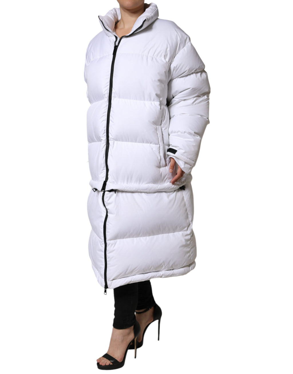 Veste matelassée blanche Dolce & Gabbana à col montant avec fermeture éclair pleine longueur, style chaud et élégant.