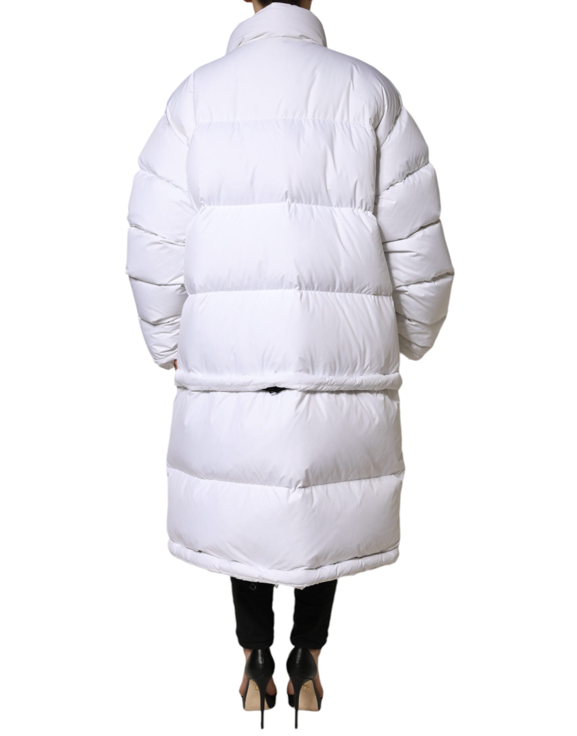 Veste matelassée blanche Dolce & Gabbana avec fermeture éclair pleine longueur, coupe rembourrée et détails élégants.