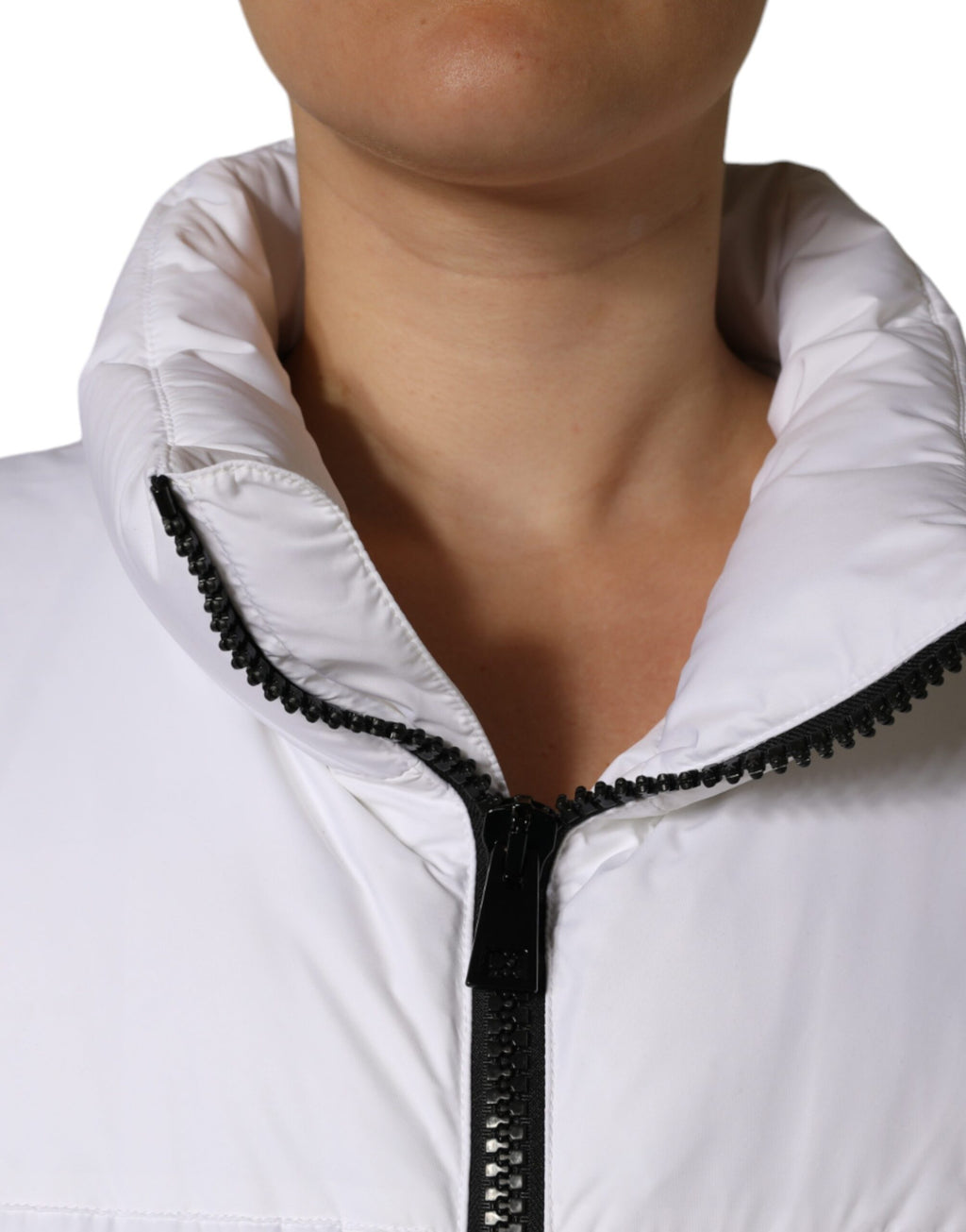 Veste matelassée blanche Dolce & Gabbana avec fermeture éclair complète, style chaud et confortable, vue de face.