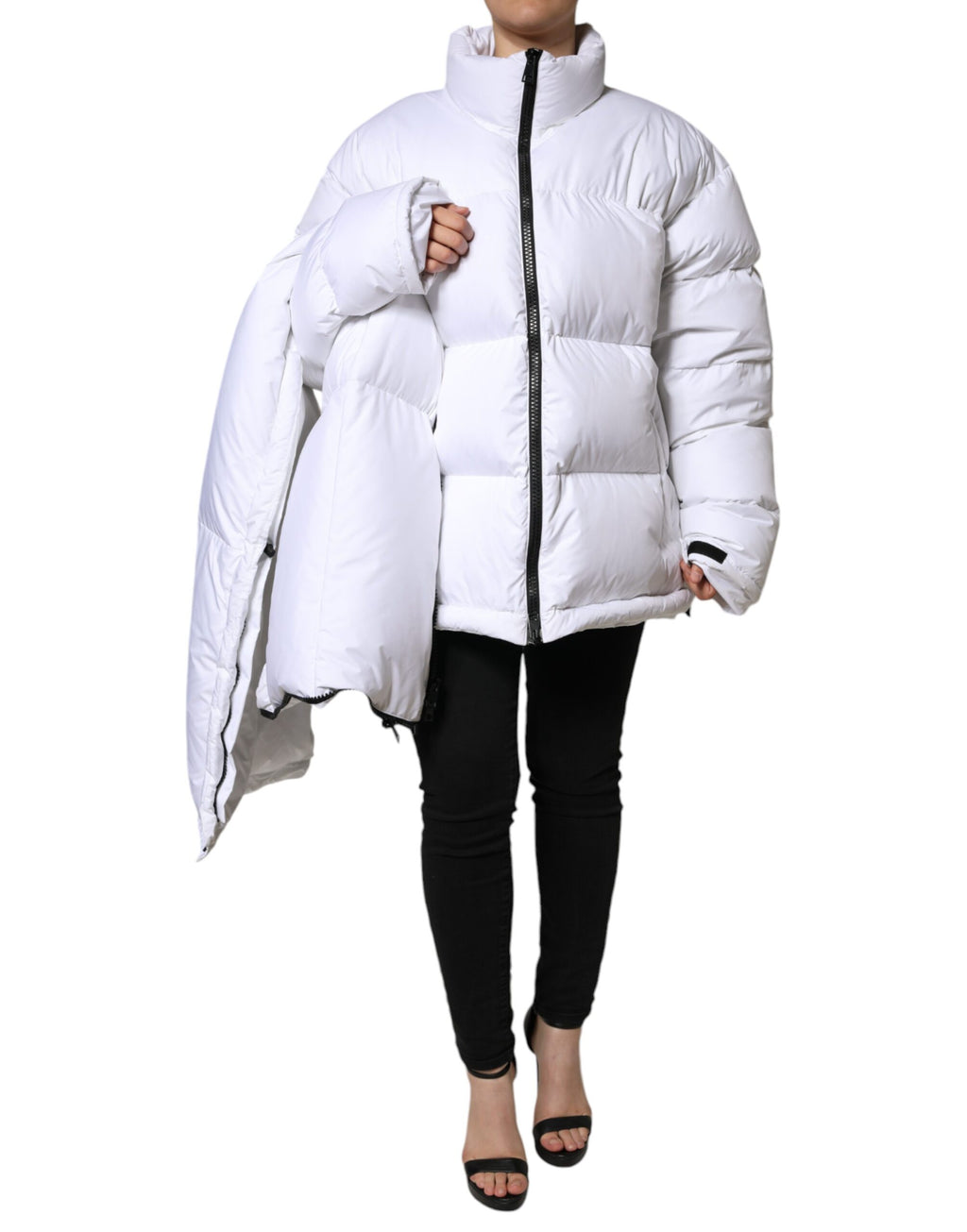 Veste matelassée blanche Dolce & Gabbana à fermeture éclair complète, style puffer chaud et tendance.