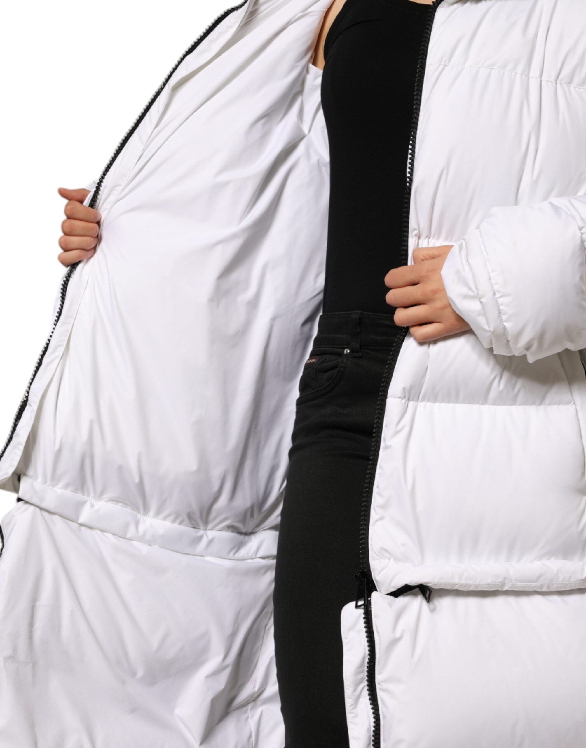 Veste matelassée blanche Dolce & Gabbana avec fermeture éclair complète, design chaud et élégante pour l'hiver.