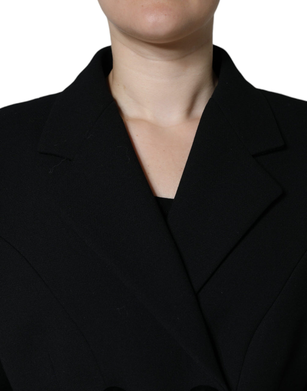 Manteau trench noir double boutonnage Dolce & Gabbana en tissu élégant, porté avec col et manches longues.