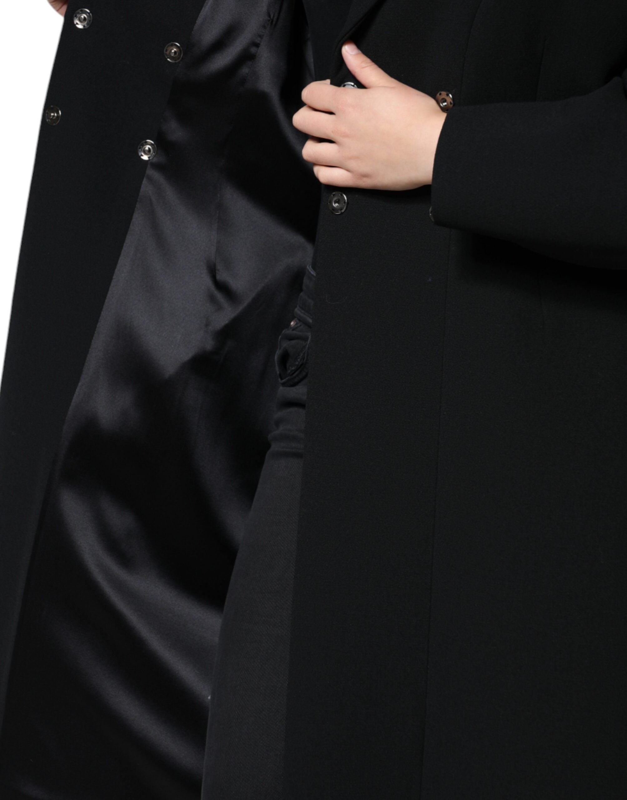 Manteau trench noir à double boutonnage de Dolce & Gabbana, veste élégante en tissu fluide avec ceinture à la taille.