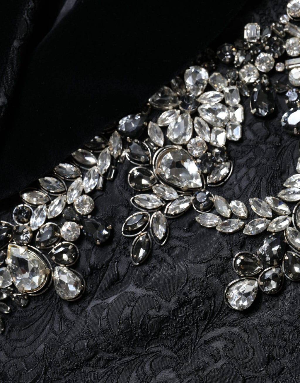 Veste blazer Dolce & Gabbana en jacquard noir avec broderies florales en cristal, élégante et sophistiquée.
