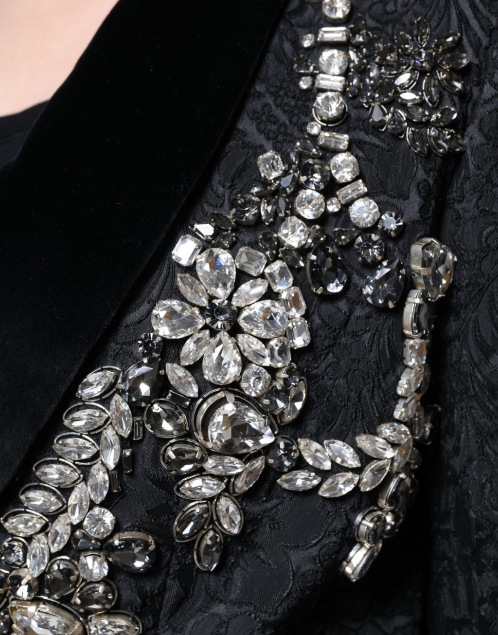 Veste blazer Dolce & Gabbana en jacquard noir avec détails floraux en cristal, élégante et sophistiquée.
