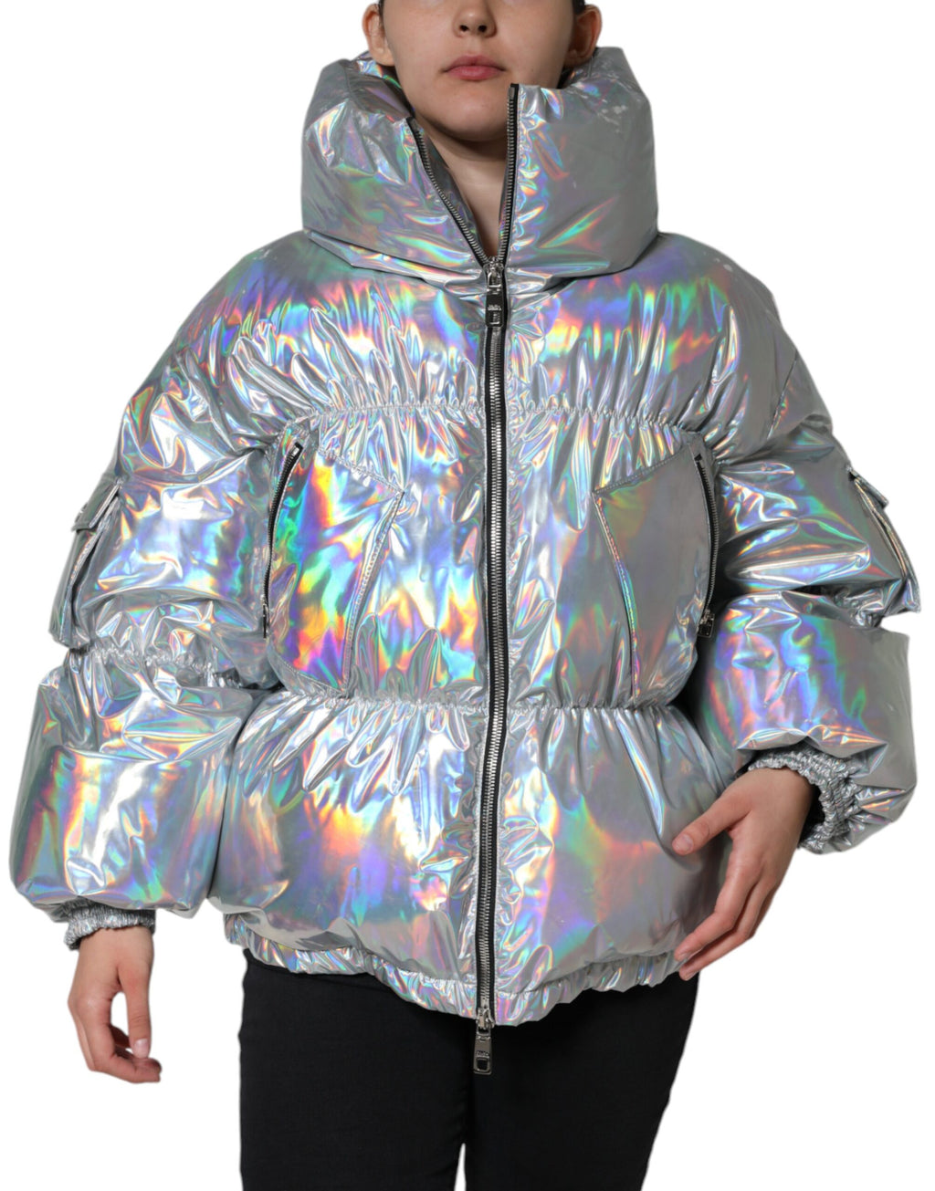 Veste matelassée argent iridescente Dolce & Gabbana avec fermeture éclair complète, style élégant et moderne.