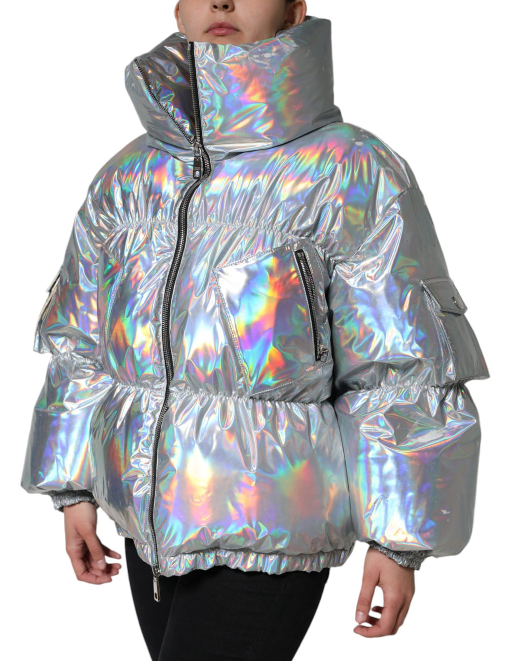 Veste puffer argentée iridescente Dolce & Gabbana avec fermeture éclair pleine, mode élégante et moderne.