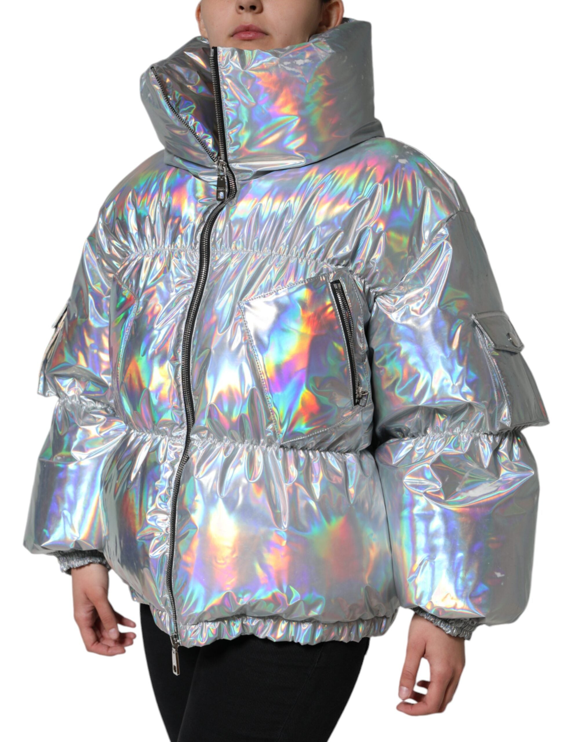 Veste puffer argentée iridescente Dolce & Gabbana avec fermeture éclair pleine, mode élégante et moderne.