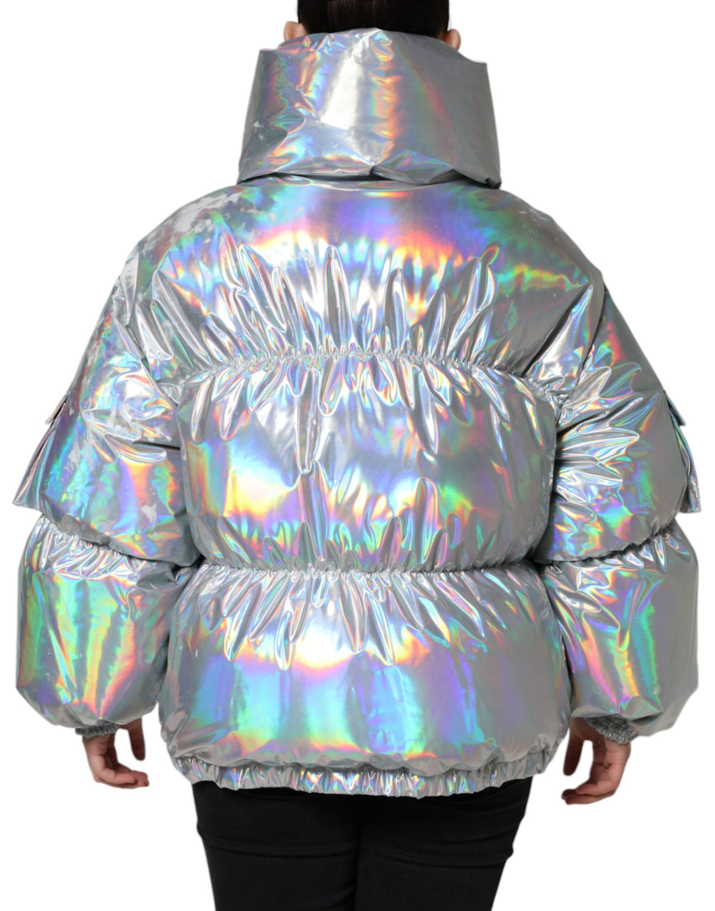 Veste matelassée argentée iridescente Dolce & Gabbana à fermeture éclair complète, tissu brillant et design élégant.