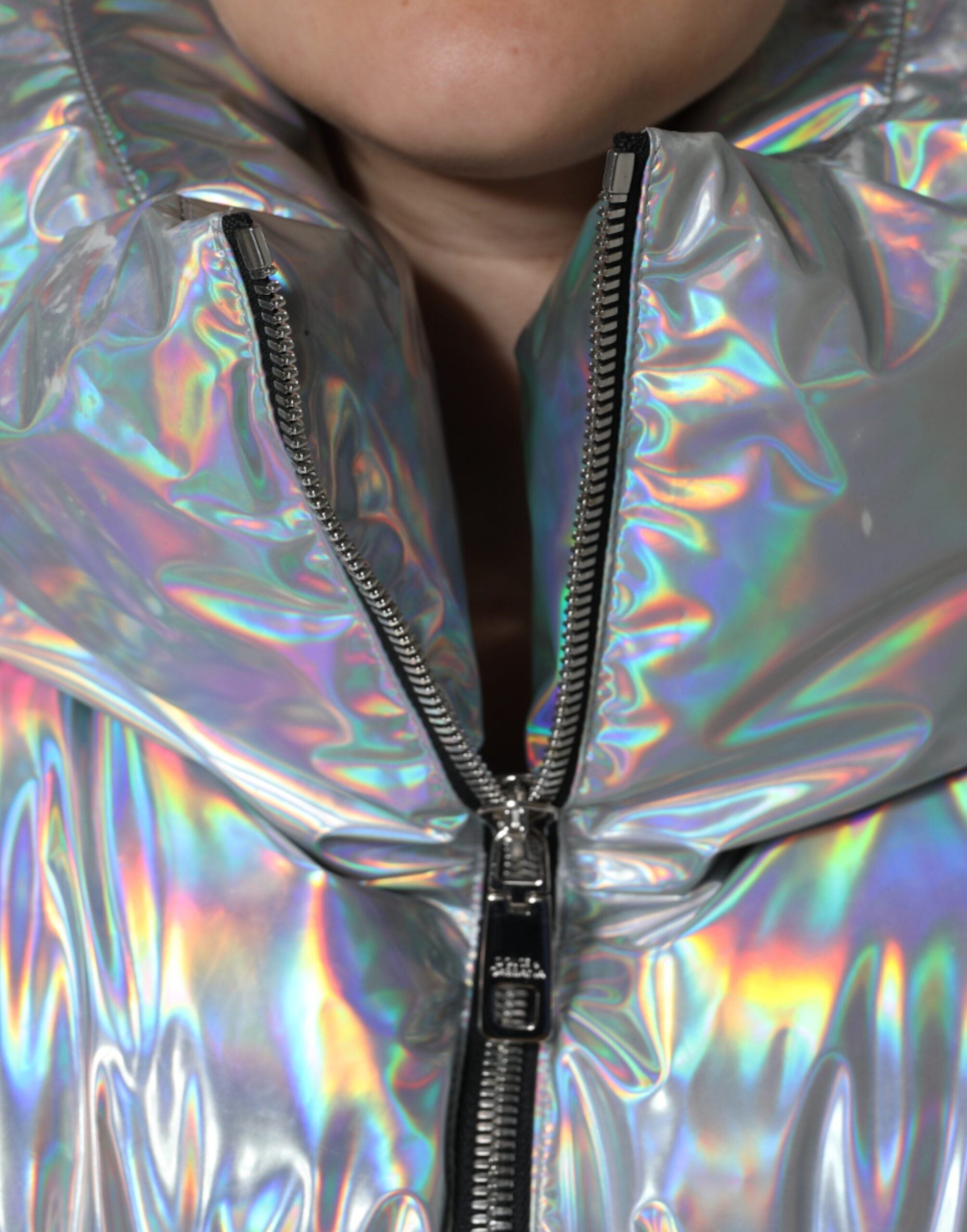 Veste matelassée argentée iridescente Dolce & Gabbana à fermeture éclair pleine, style chic et moderne.
