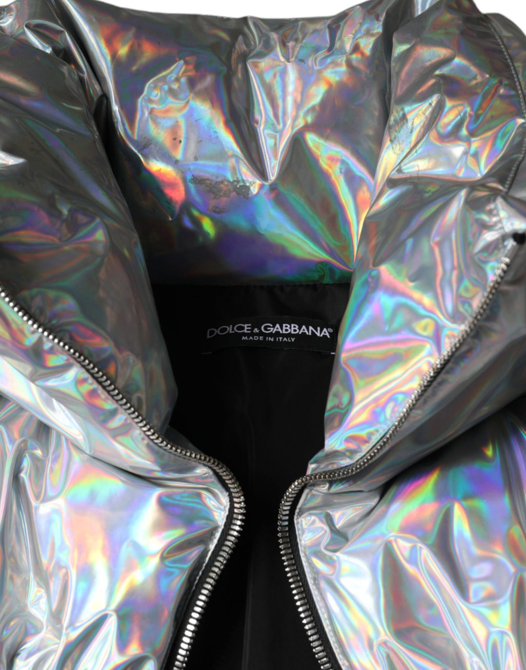 Veste matelassée argentée irisée Dolce & Gabbana avec fermeture éclair intégrale, fabriquée en tissu brillant et rembourré.