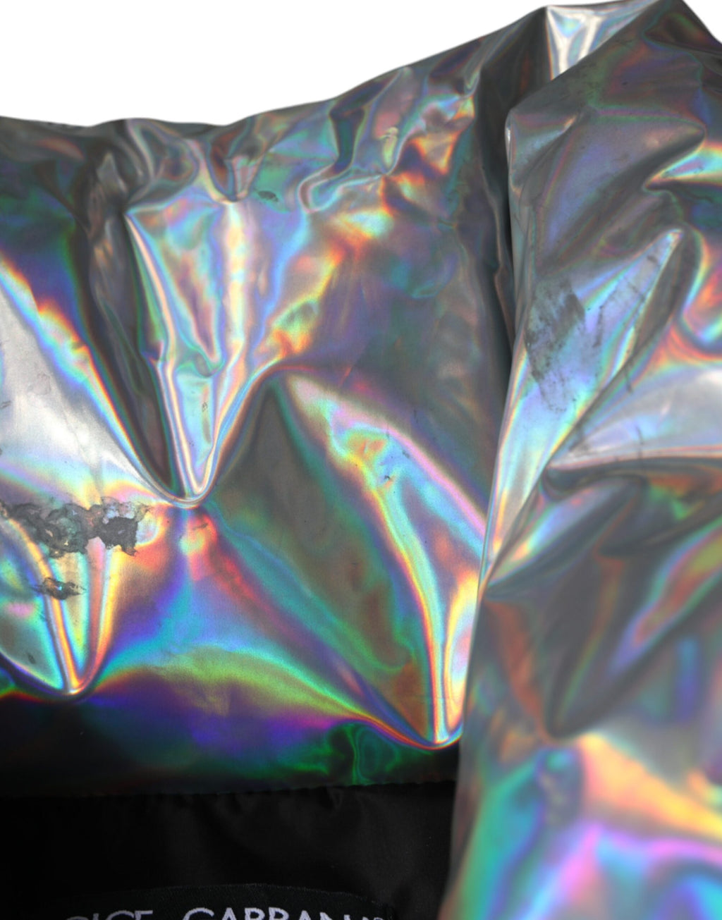Veste puffer argentée iridescente Dolce & Gabbana avec fermeture éclair pleine, style tendance et matelassé brillant.