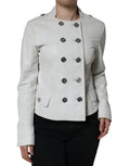 Veste blazer blanche à double boutonnage de Dolce & Gabbana, manteau élégant en tissu léger, portée sur un mannequin.