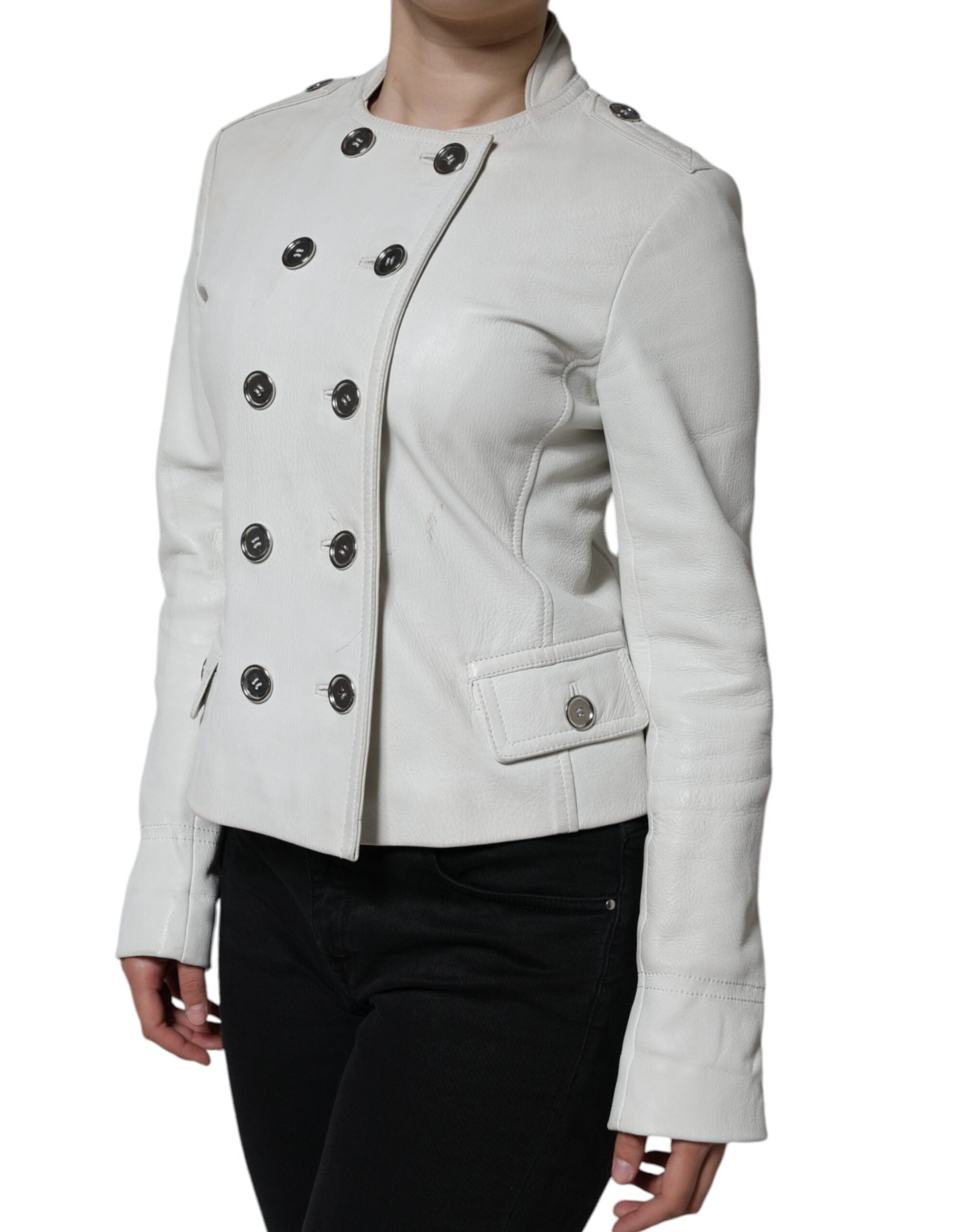 Veste blazer blanche à double boutonnage de Dolce & Gabbana, élégante et sophistiquée, portée en image.