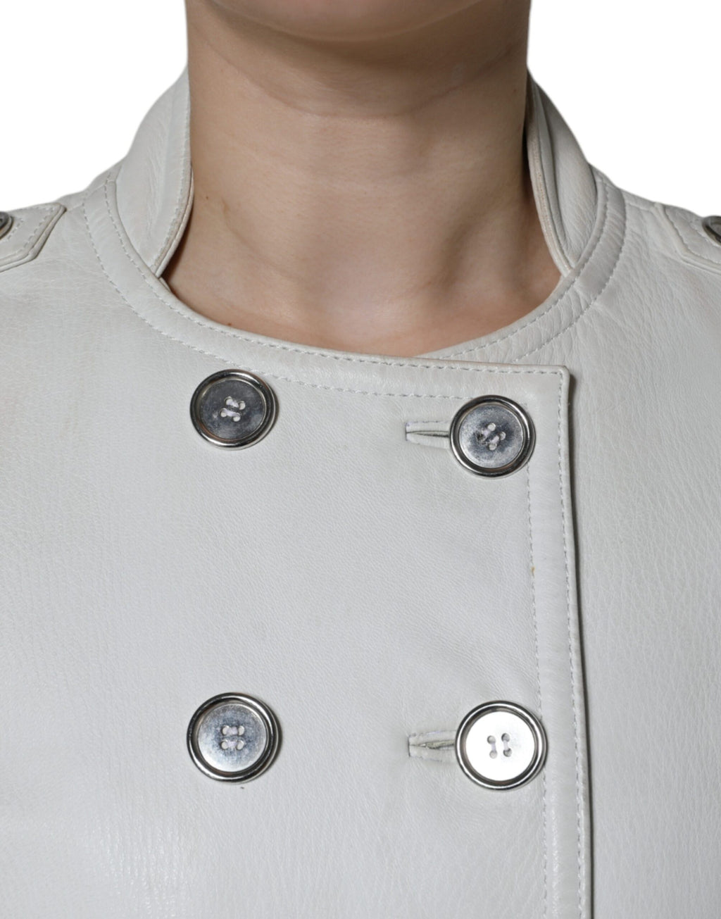 Blazer blanc double-breasted Dolce & Gabbana porté sur mannequin, style élégant et classique, en tissu léger avec boutonnières apparentes.