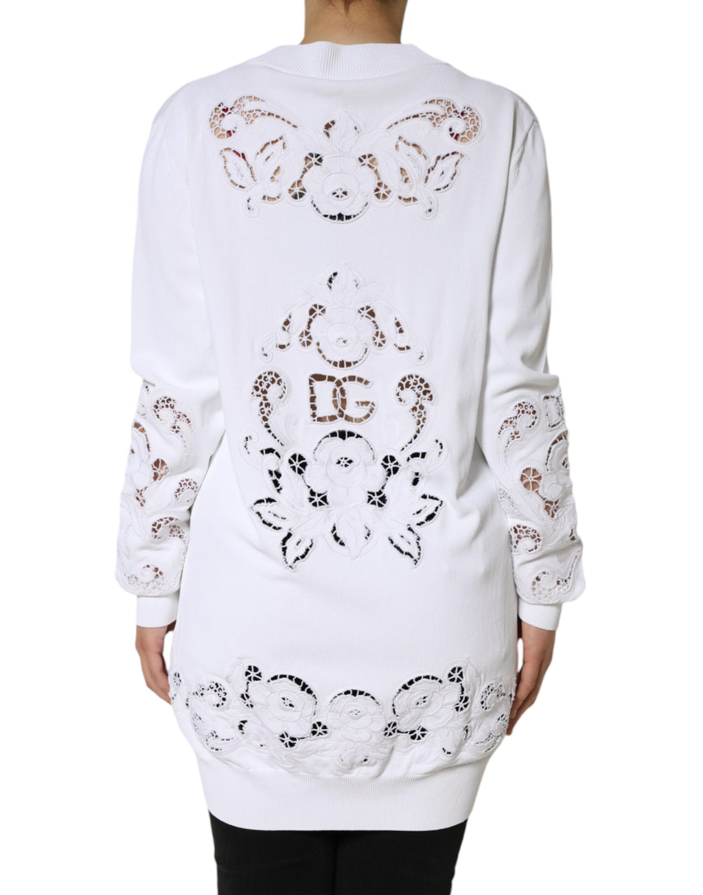 Cardigan blanc Dolce & Gabbana en viscose avec motifs floraux et découpes élégantes, porté sur un mannequin.