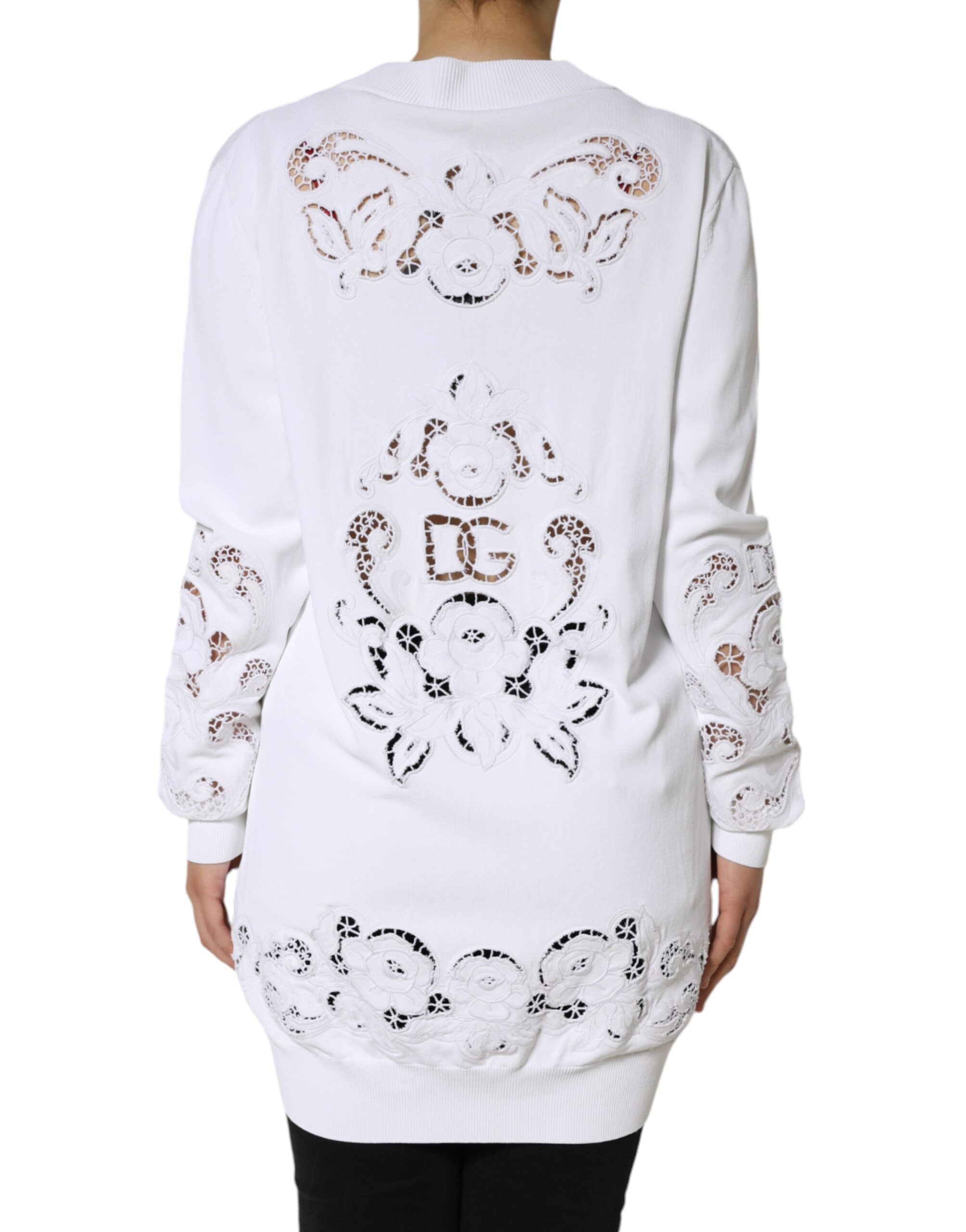 Cardigan blanc Dolce & Gabbana en viscose avec motifs floraux et découpes élégantes, porté sur un mannequin.