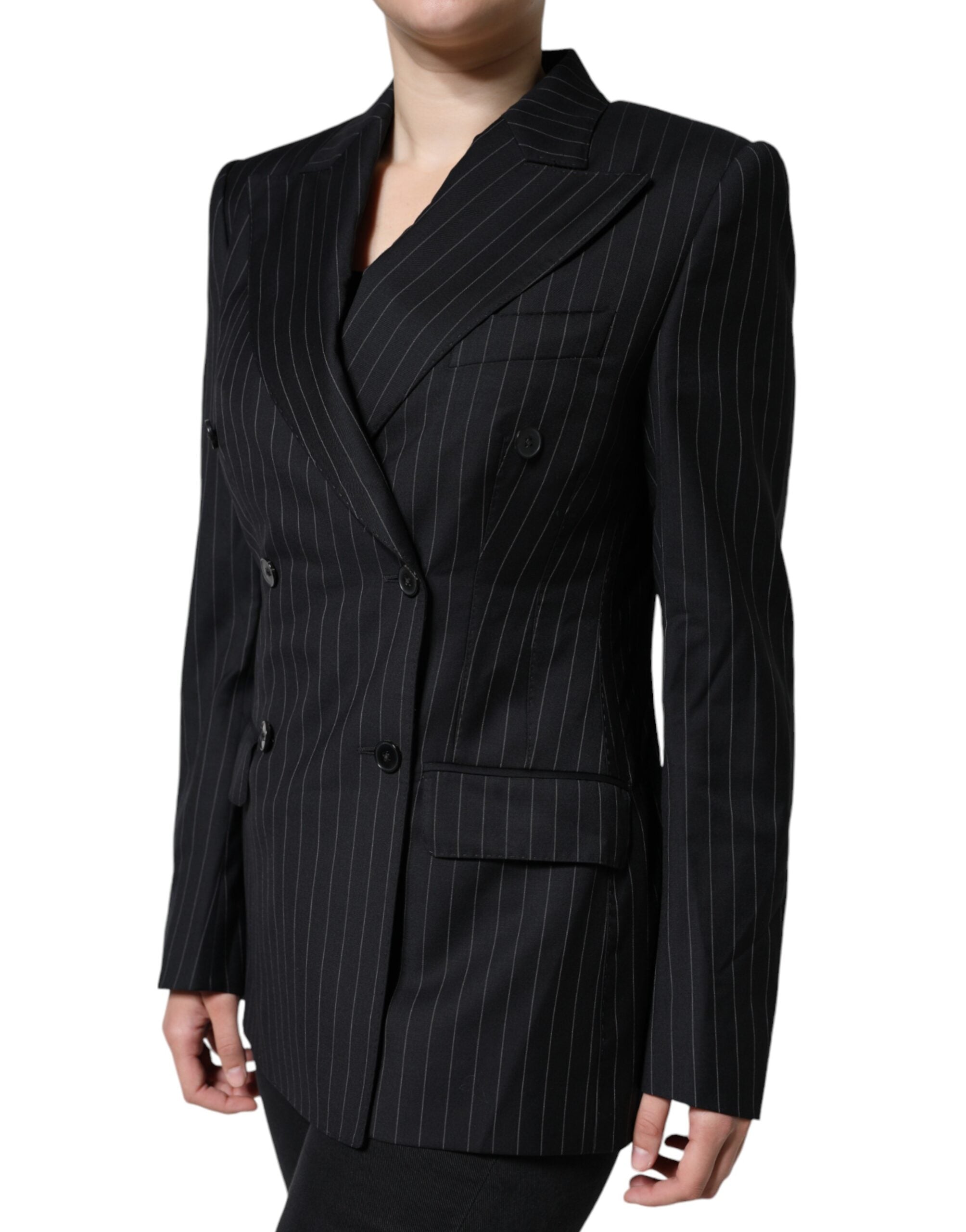 Manteau noir à rayures, double boutonnage, de la marque Dolce & Gabbana, porté avec col classique et poches latérales.