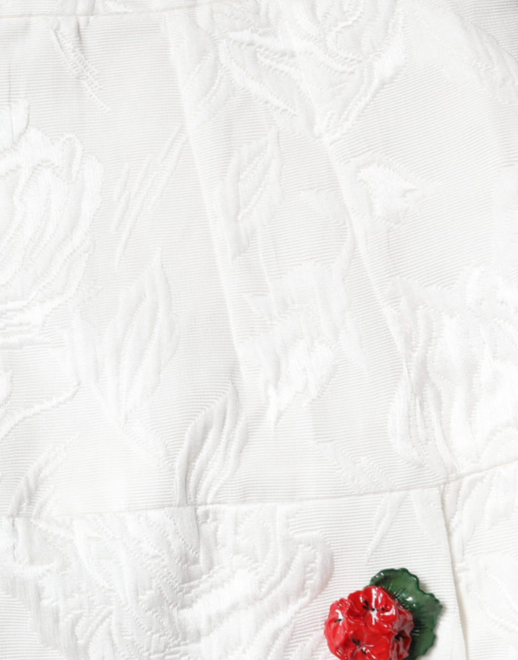 Jupe mini en brocart blanc à fleurs et broderies Dolce & Gabbana, détail élégant et embellissements raffinés.