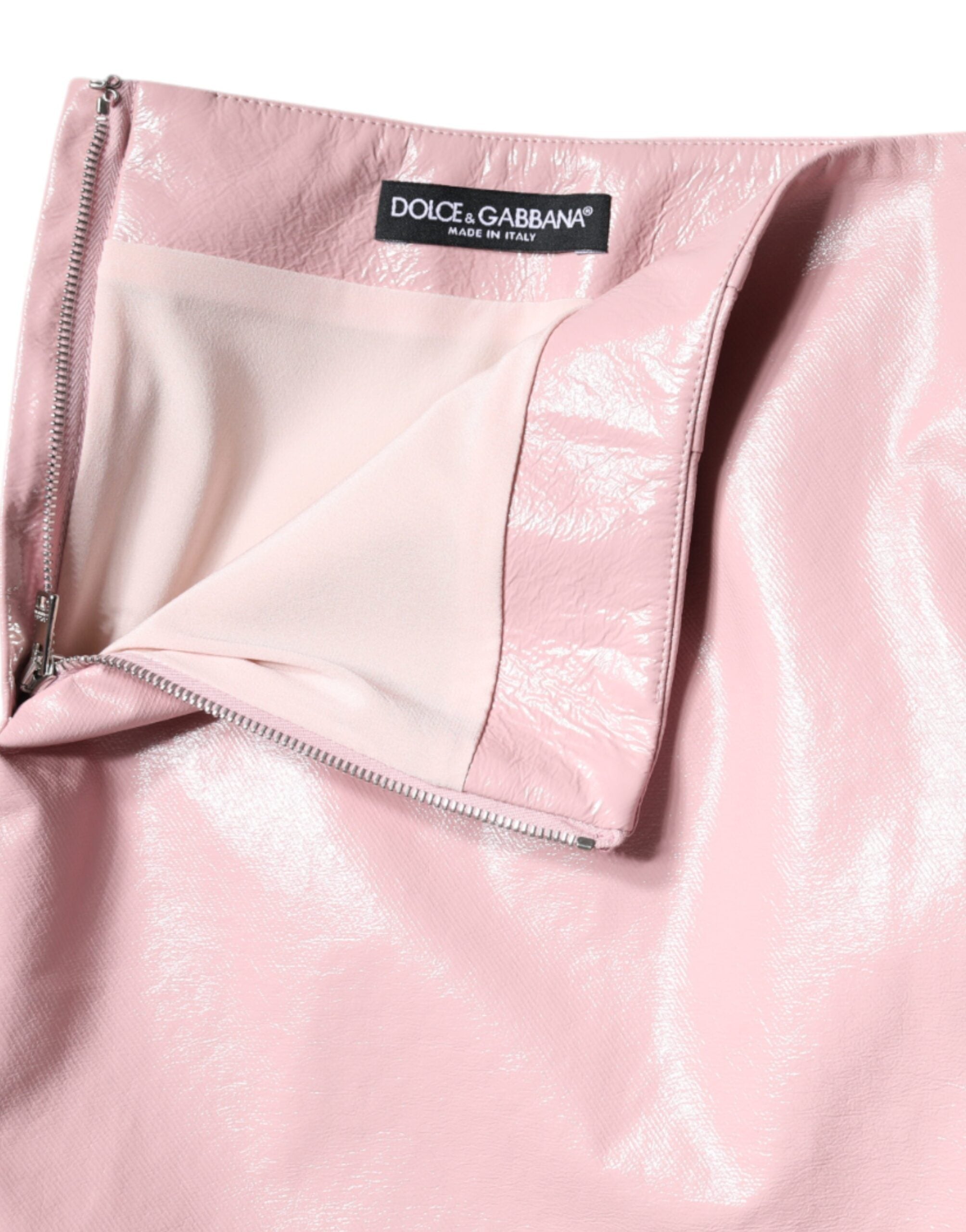 Jupe courte en coton rose brillant de haute taille de la marque Dolce & Gabbana, vue de face.