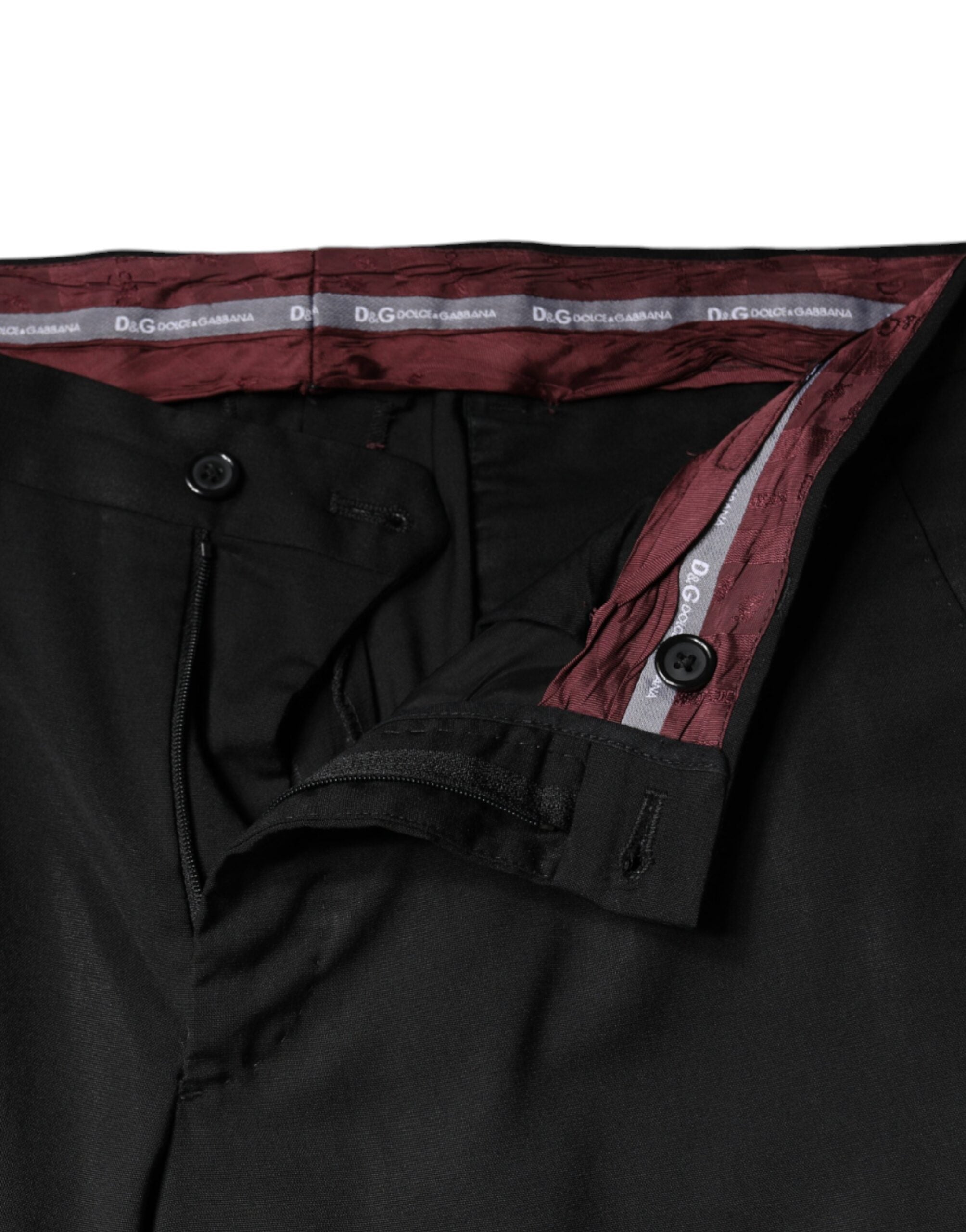 Pantalon noir en polyester à taille haute et coupe tapered par Dolce & Gabbana, vue en gros plan sur le tissu et la silhouette.