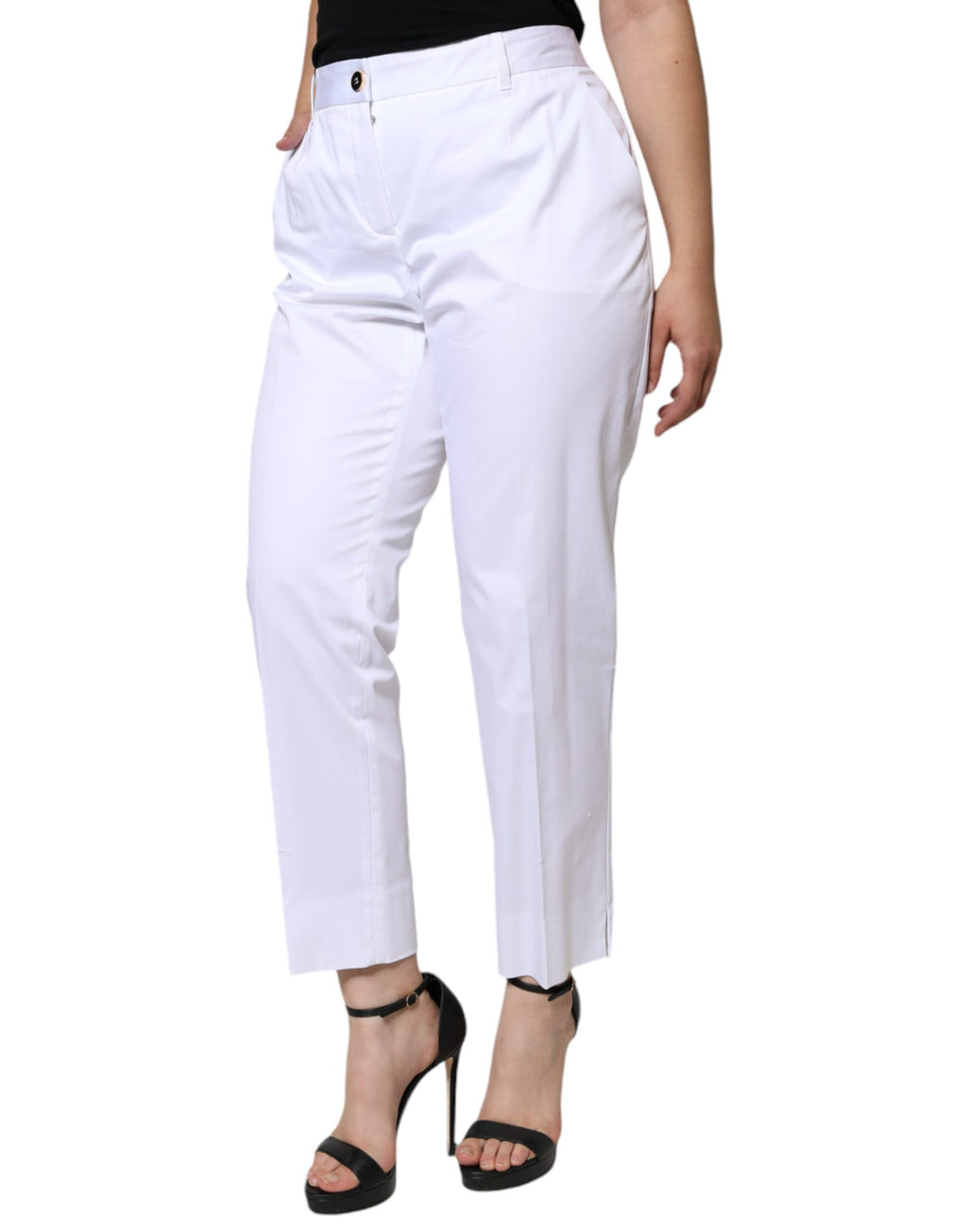 Jeans en denim blanc Dolce & Gabbana taille mi-haute et coupe tapered, visibles sur un mannequin.