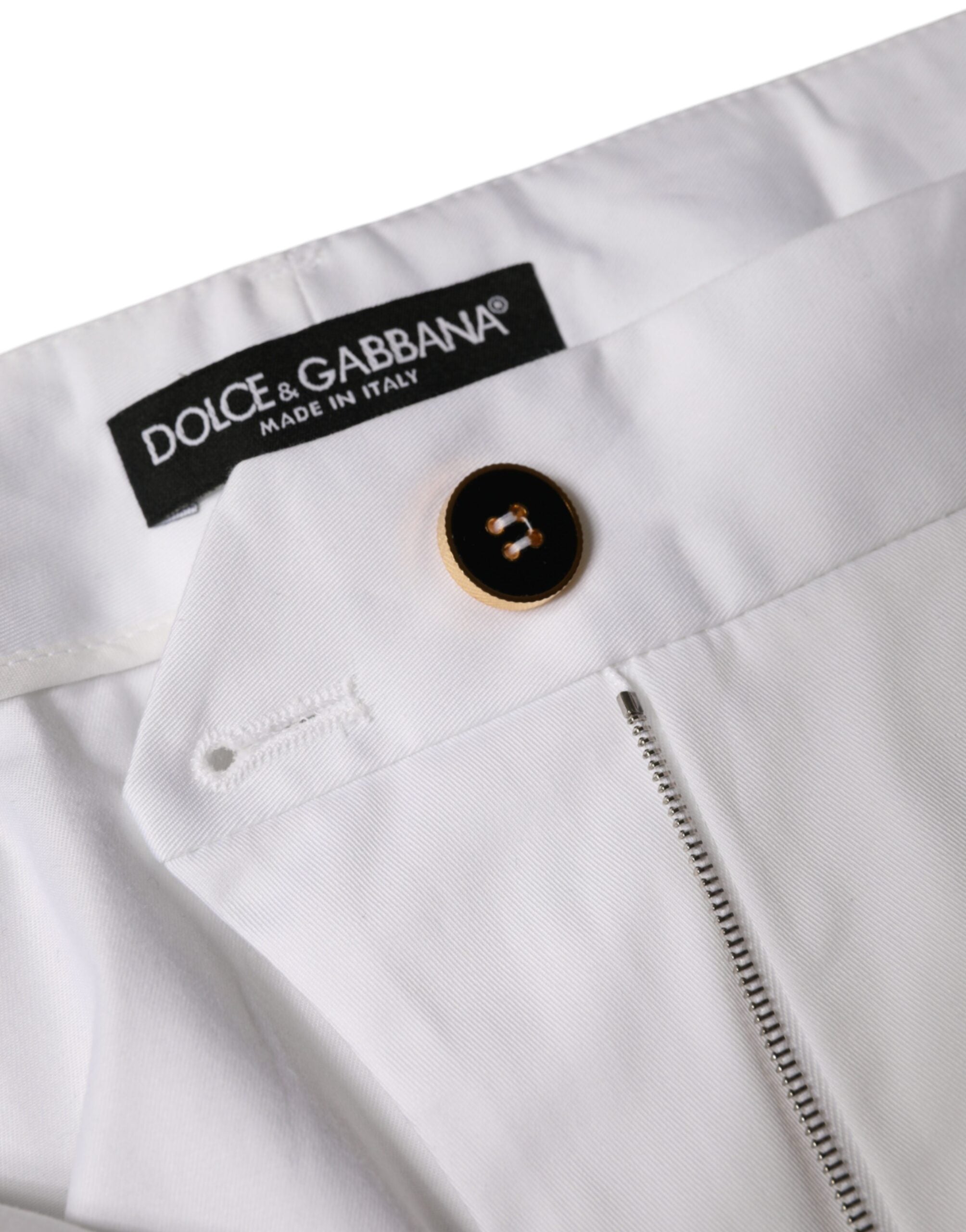 Jeans en denim blanc Dolce & Gabbana, cintrés à mi-hauteur, coupe tapered, en coton, visible sur l'image.