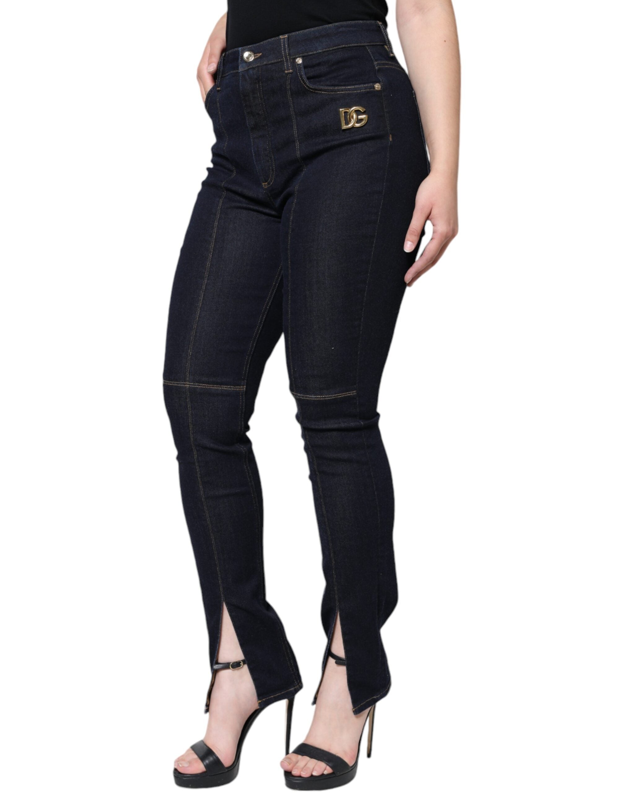 Jeans skinny en coton mélangé noir de Dolce & Gabbana, denim ajusté avec détails modernes, porté sur un mannequin.