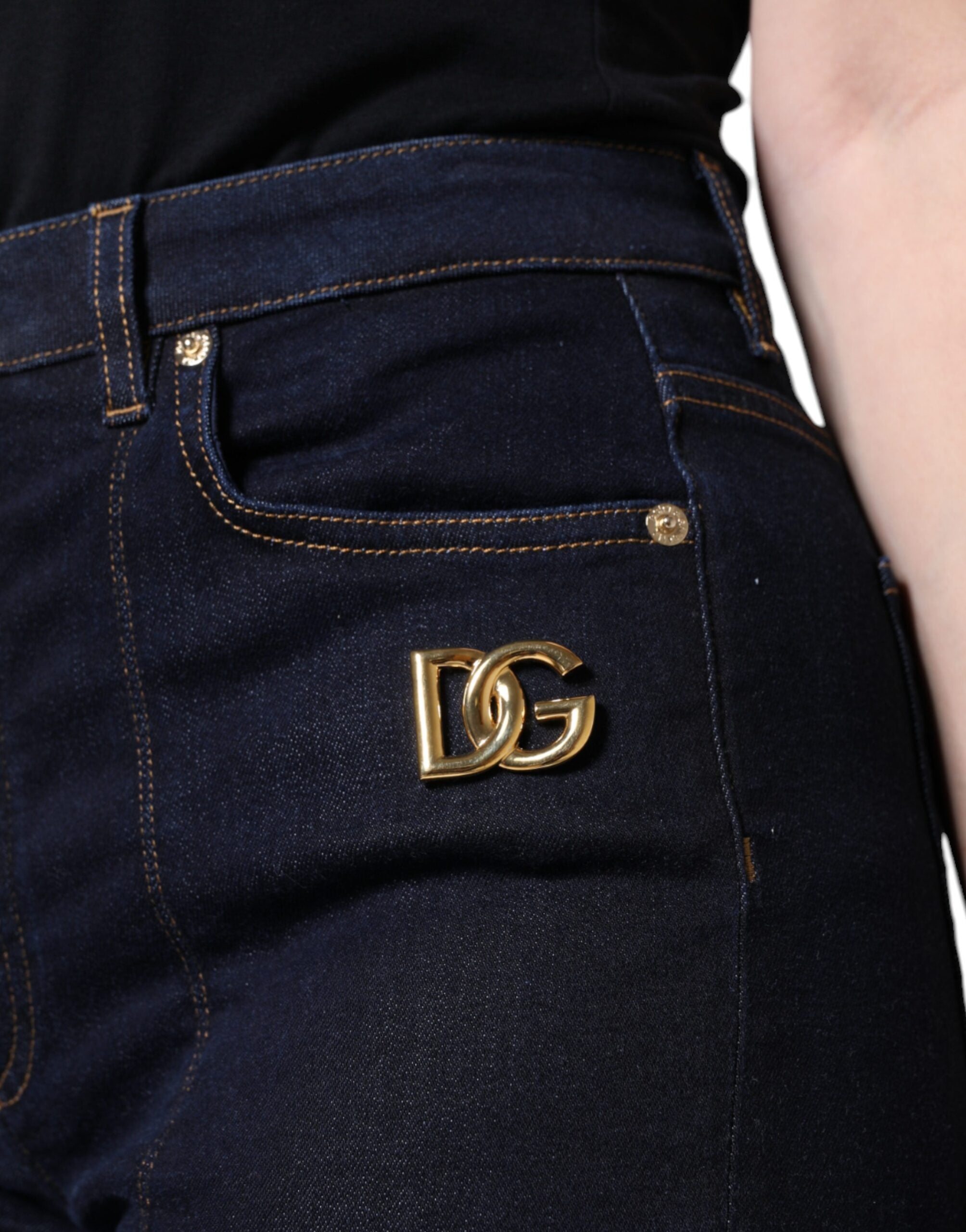 Jean skinny en denim noir en mélange de coton de Dolce & Gabbana, coupe ajustée, visible en détail sur l’image.