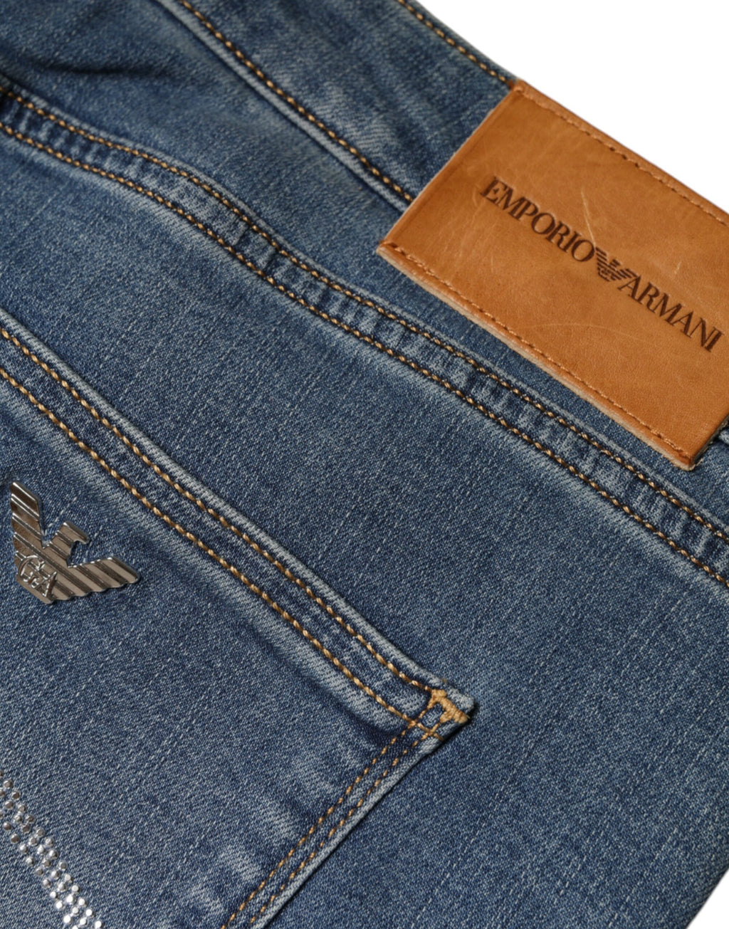 Jeans skinny femme Emporio Armani en denim bleu délavé taille haute, coupe ajustée et moderne.