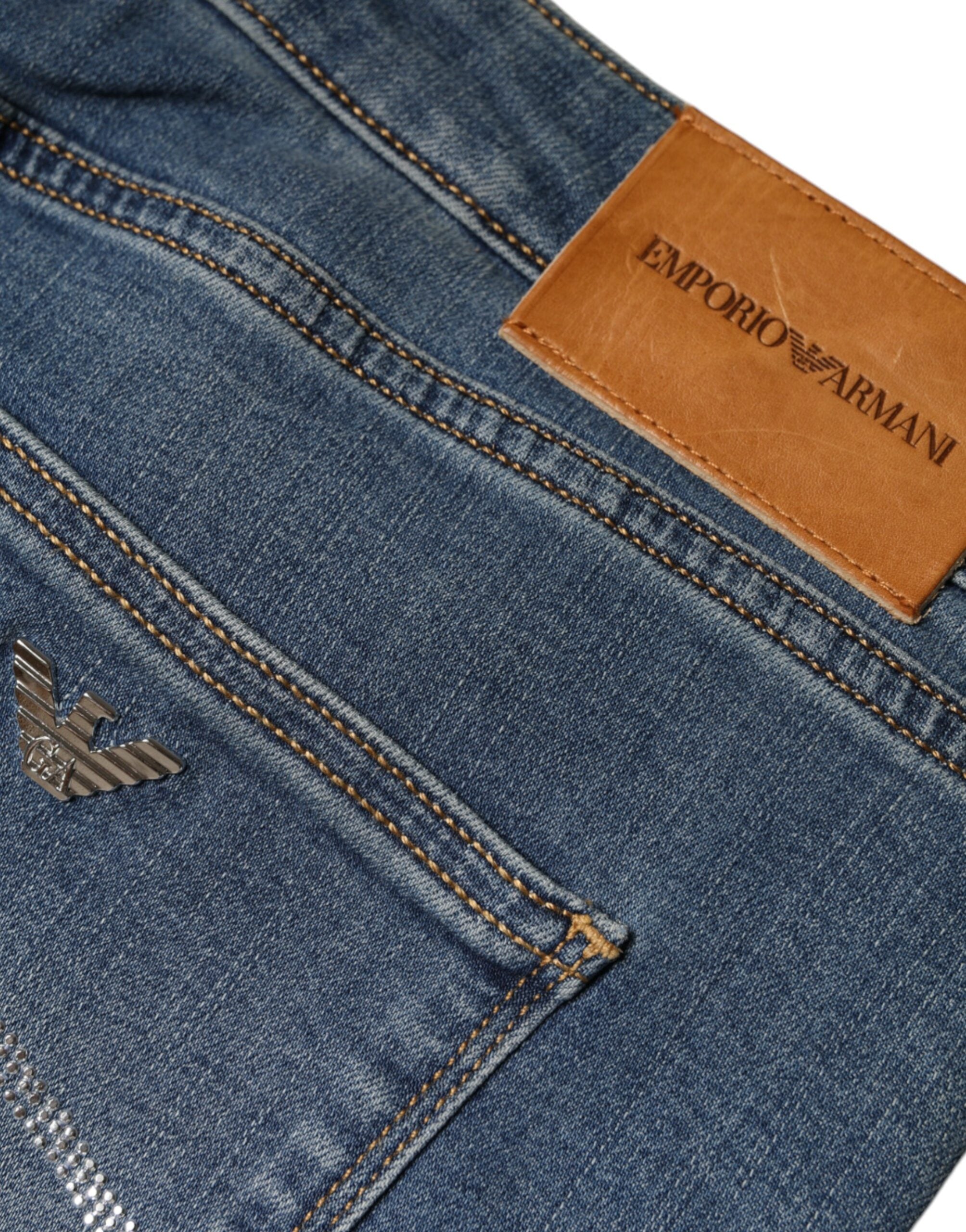 Jeans skinny femme Emporio Armani en denim bleu délavé taille haute, coupe ajustée et moderne.