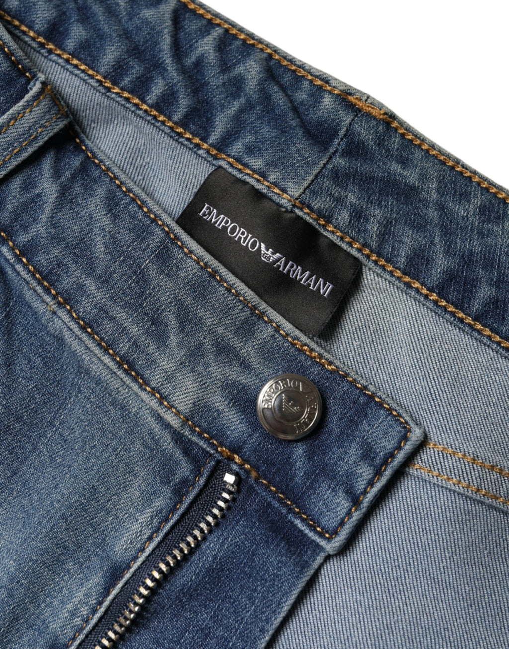 Jeans skinny taille haute délavés bleus pour femmes de la marque Emporio Armani, en denim ajusté et tendance.