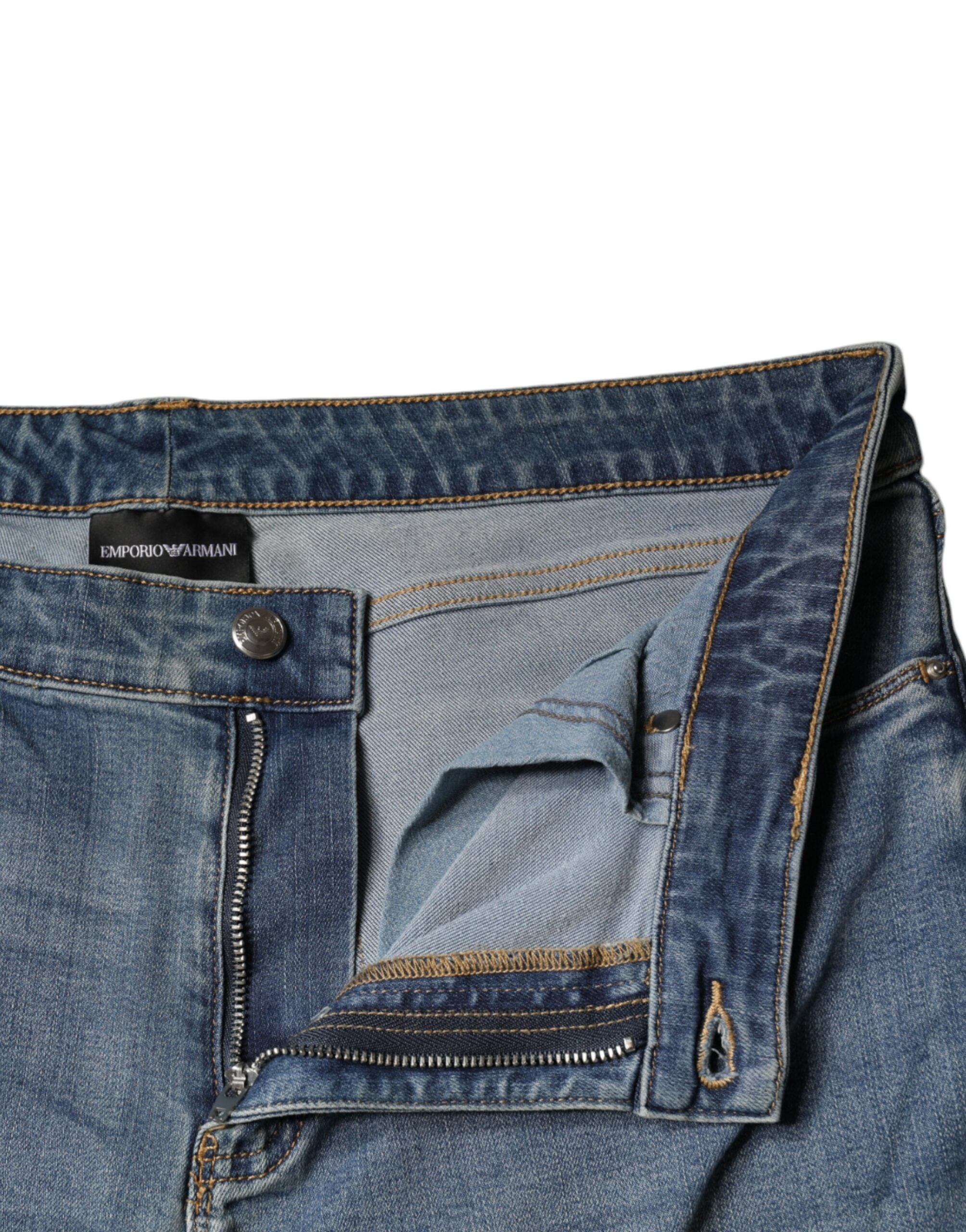 Jeans skinny en denim bleu délavé à taille haute pour femmes, de la marque Emporio Armani, avec coupe ajustée.