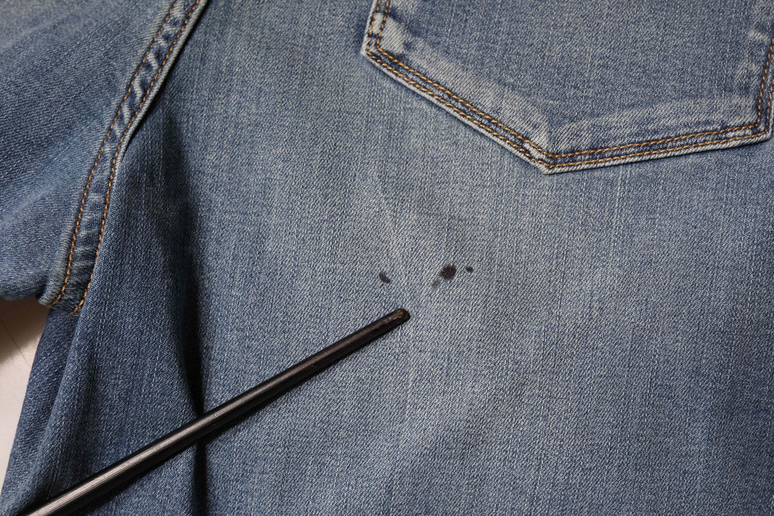 Jeans skinny pour femmes Emporio Armani bleu délavé à taille haute en denim, style moderne et tendance.