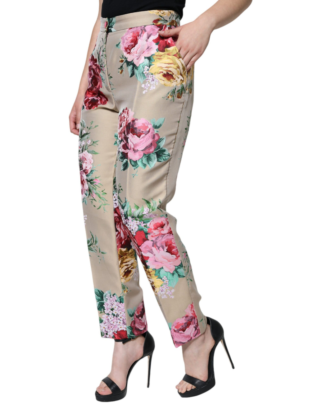 Pantalon beige à fleurs jacquard à taille haute et coupe tapered par Dolce & Gabbana, vue de face.