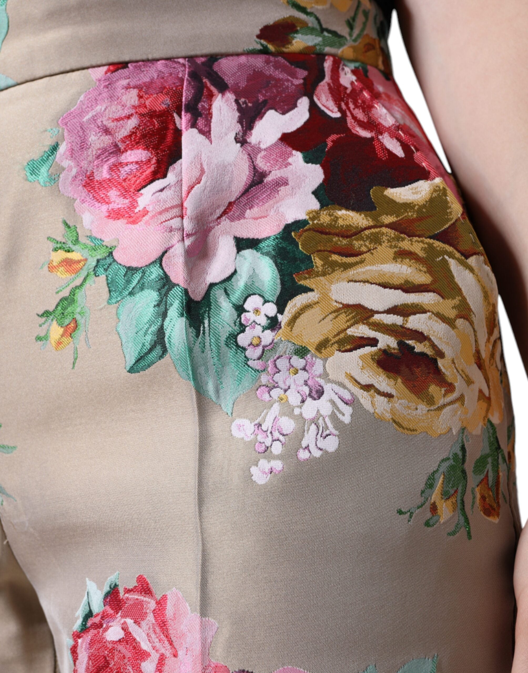 Pantalon beige à fleurs en jacquard à taille haute et coupe tapered de Dolce & Gabbana, vue de face.