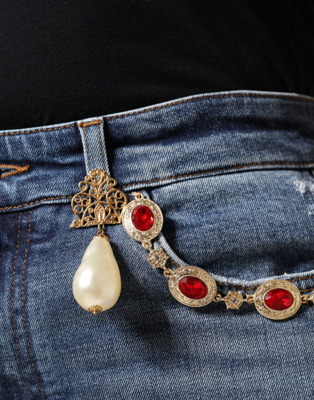 Jeans skinny en denim déchiré bleu foncé de Dolce & Gabbana, coton, style tattered, visible sur l'image.