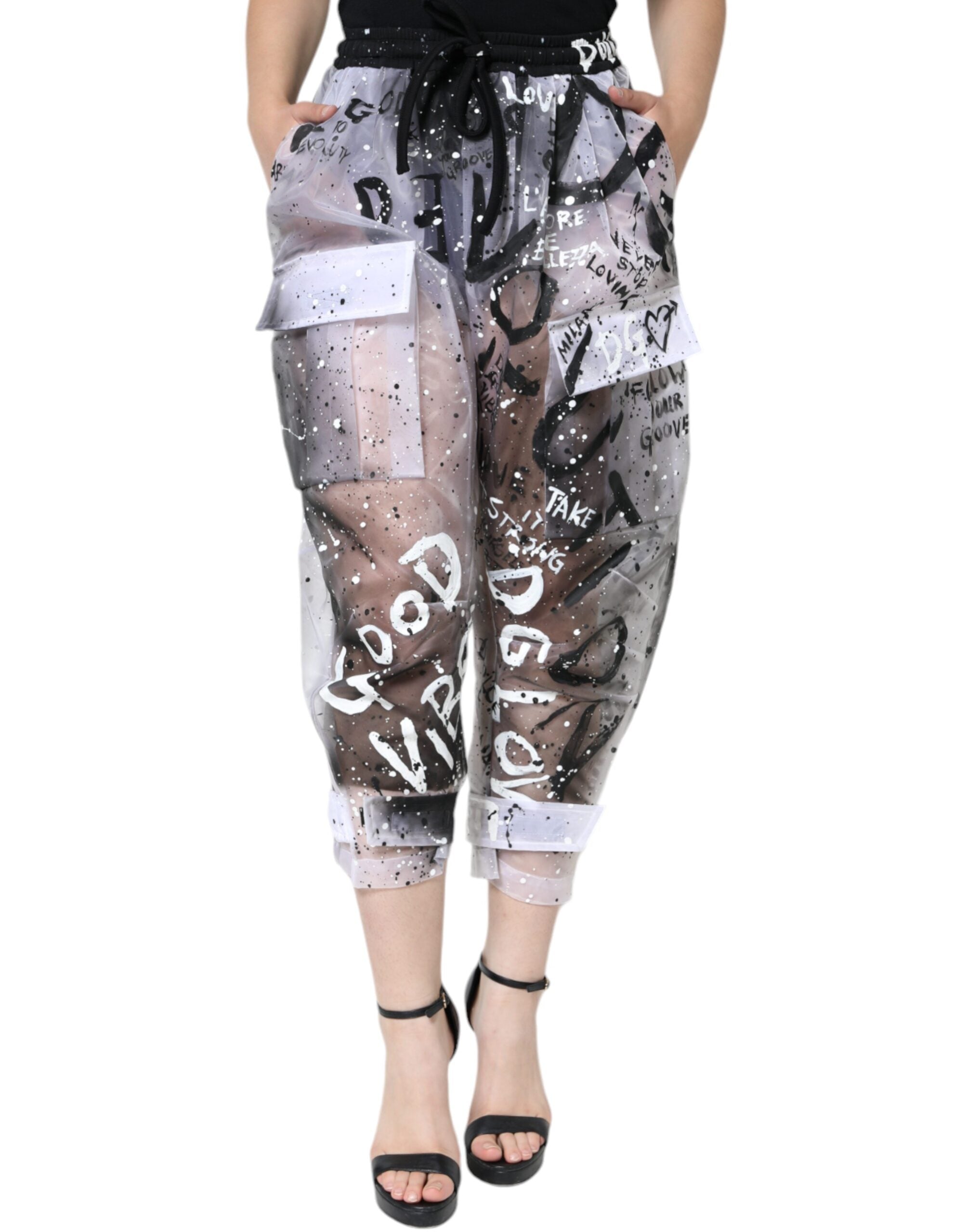 Pantalons cargo courts blancs transparents avec logo Dolce & Gabbana, style moderne et tendance, vue de face.