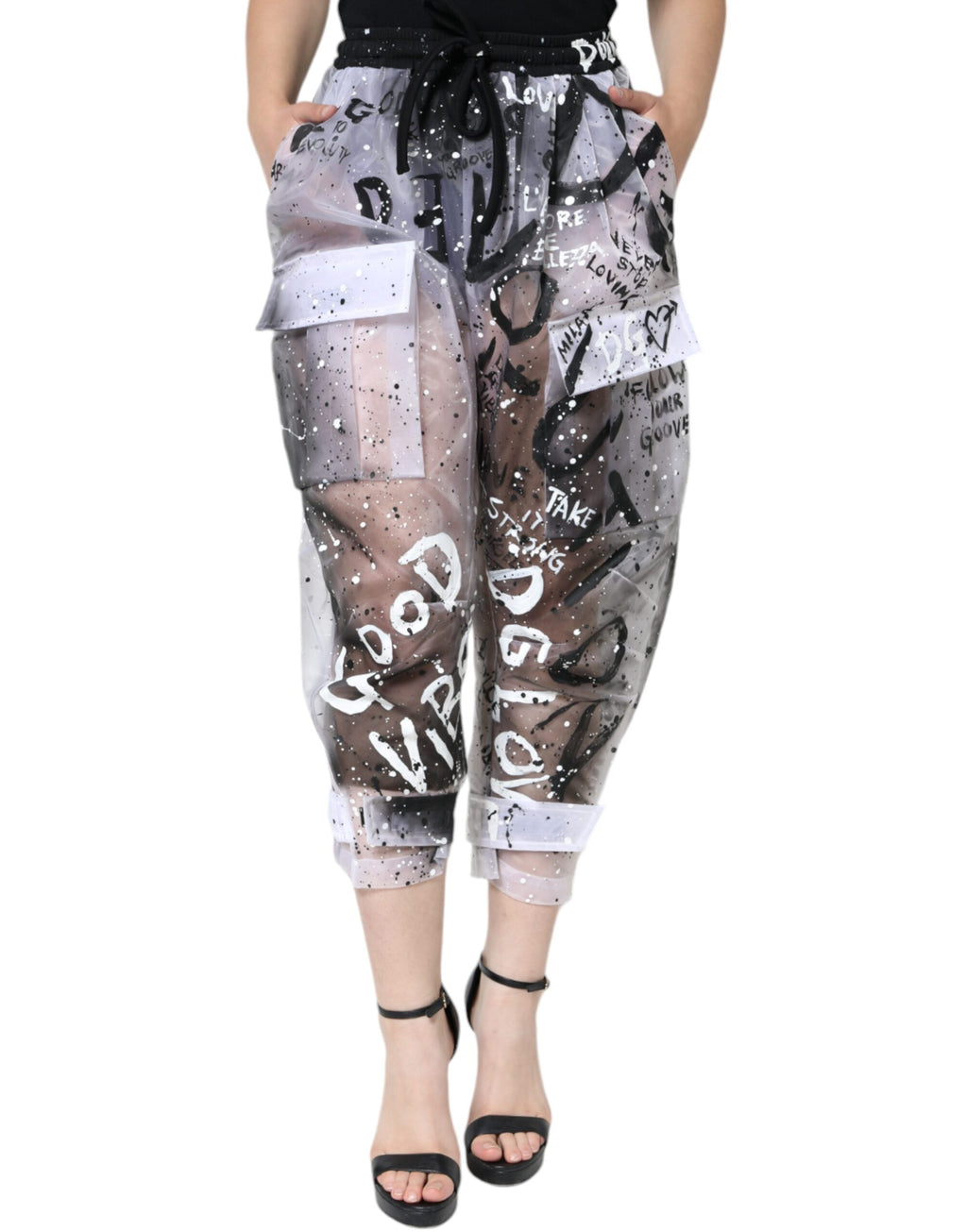 Pantalon cargo court blanc transparent avec logo Dolce & Gabbana, style moderne et design élégant visible sur l'image.