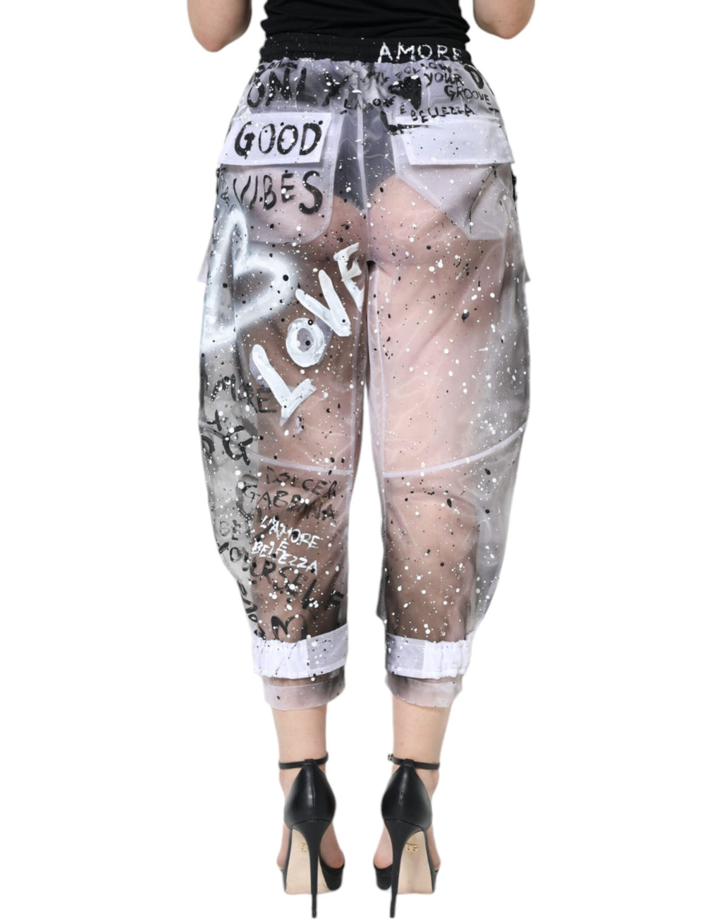 Pantalon cargo court blanc transparent avec logo Dolce & Gabbana, style tendance et détails modernes.