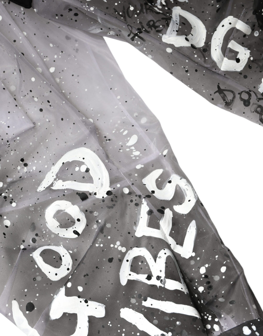 Pantalons cargo courts blancs en tissu transparent avec logo Dolce & Gabbana, coupe courte et style tendance.