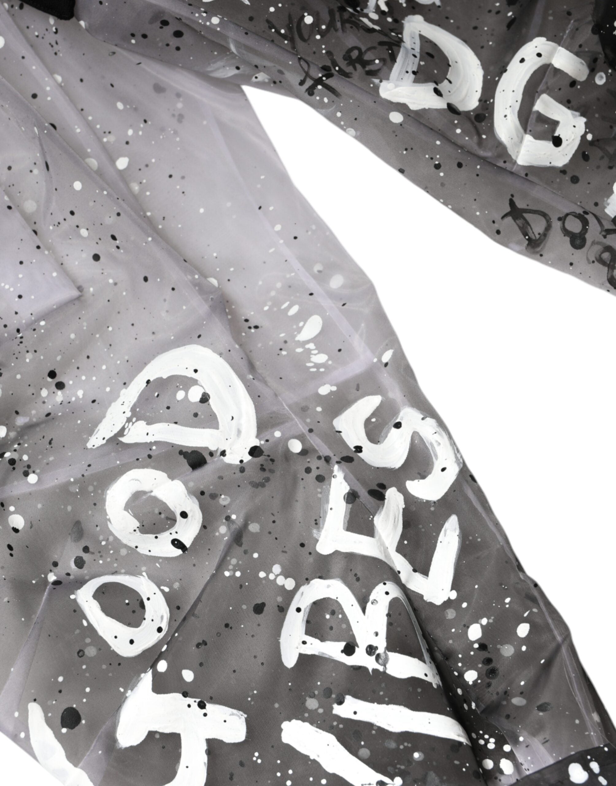 Pantalons cargo courts blancs en tissu transparent avec logo Dolce & Gabbana, coupe courte et style tendance.