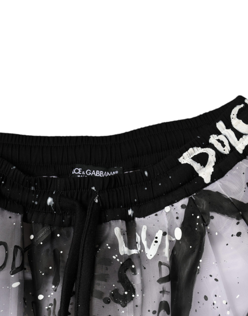 Pantalons cargo courts transparents blancs avec logo Dolce & Gabbana, style moderne et tendance, visibles avec détails en gros plan