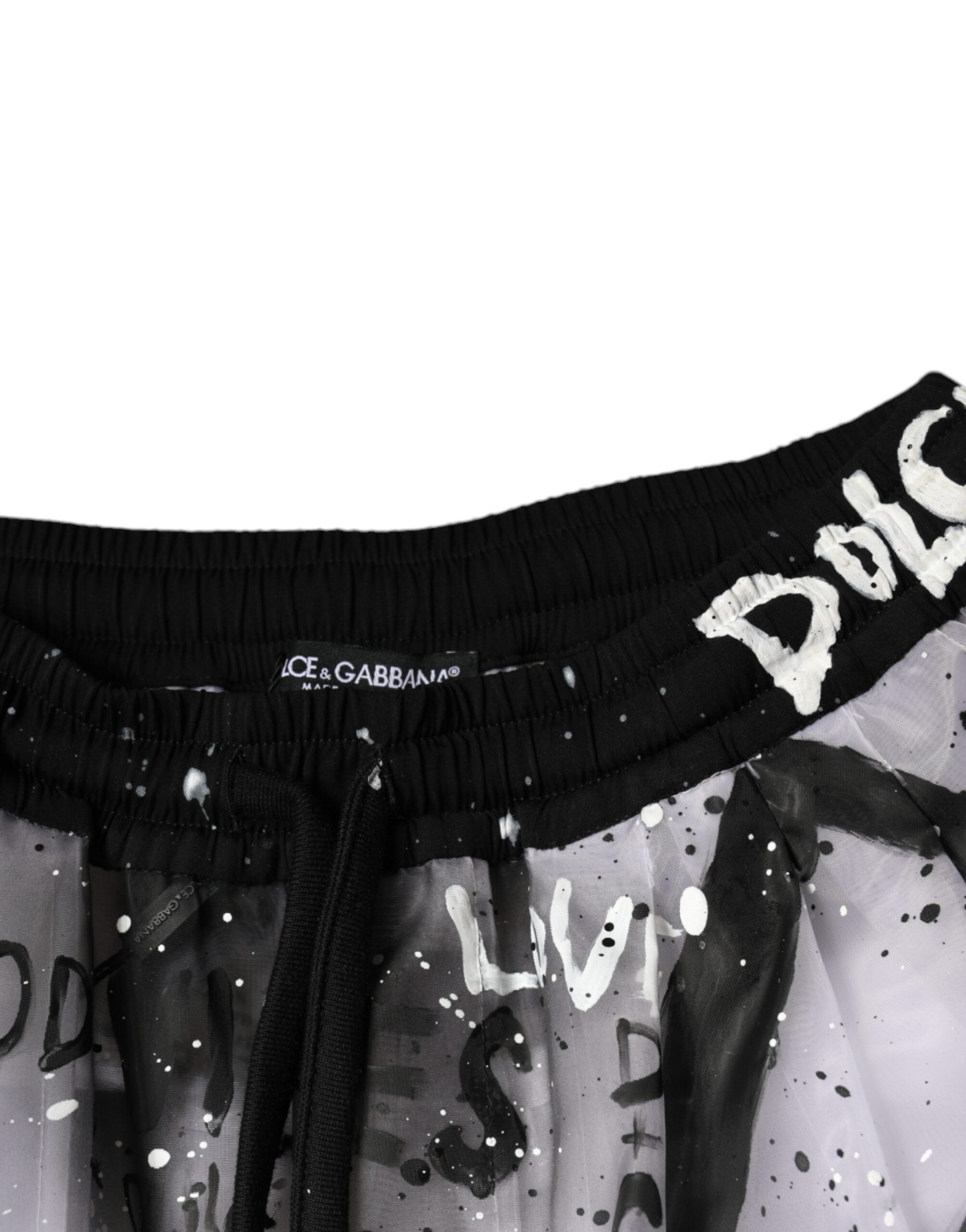Pantalons cargo courts transparents blancs avec logo Dolce & Gabbana, style moderne et tendance, visibles avec détails en gros plan