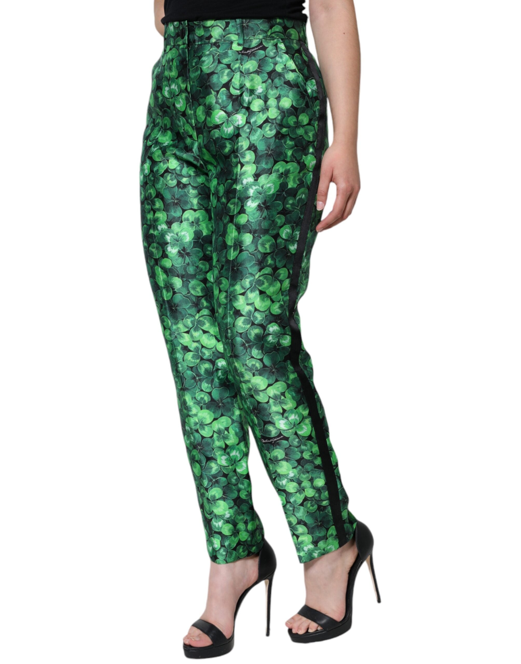 Pantalons en soie satin vert avec taille haute et coupe tapered par Dolce & Gabbana, détails élégants visibles sur l'image.
