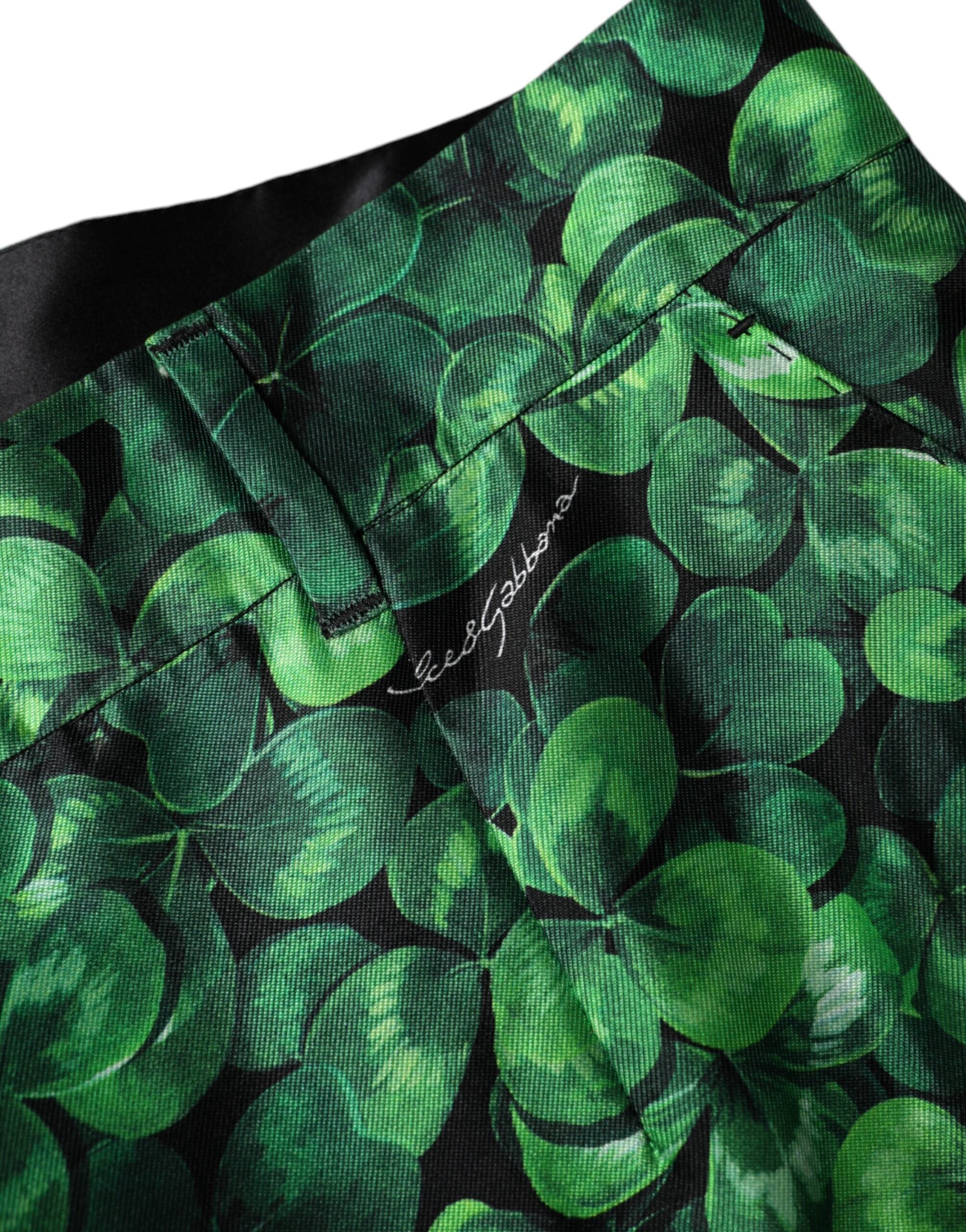 Pantalons en satin de soie vert avec taille haute et coupe tapered, de la marque Dolce & Gabbana.